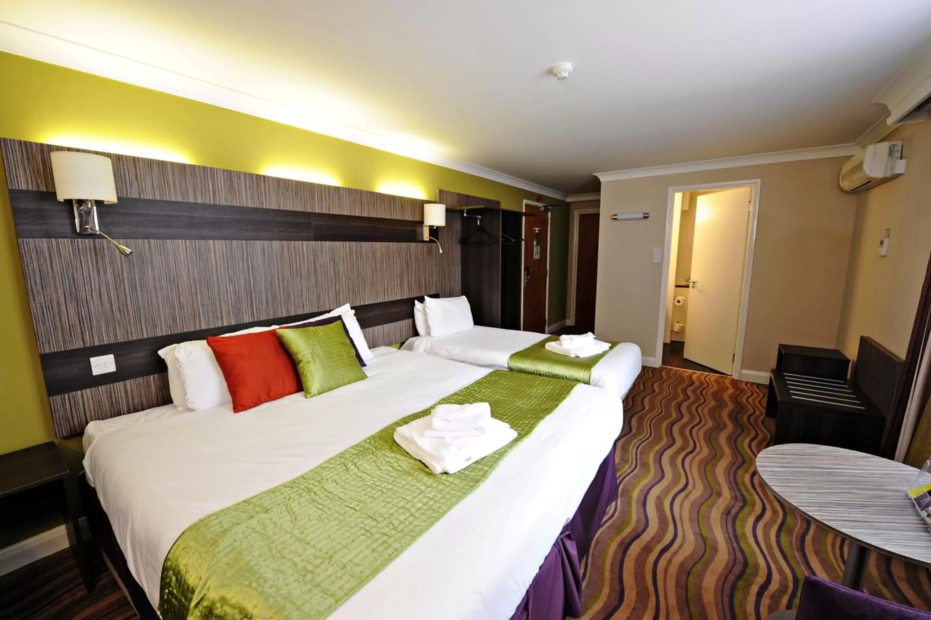 Bedroom, Bed in Link Hotel