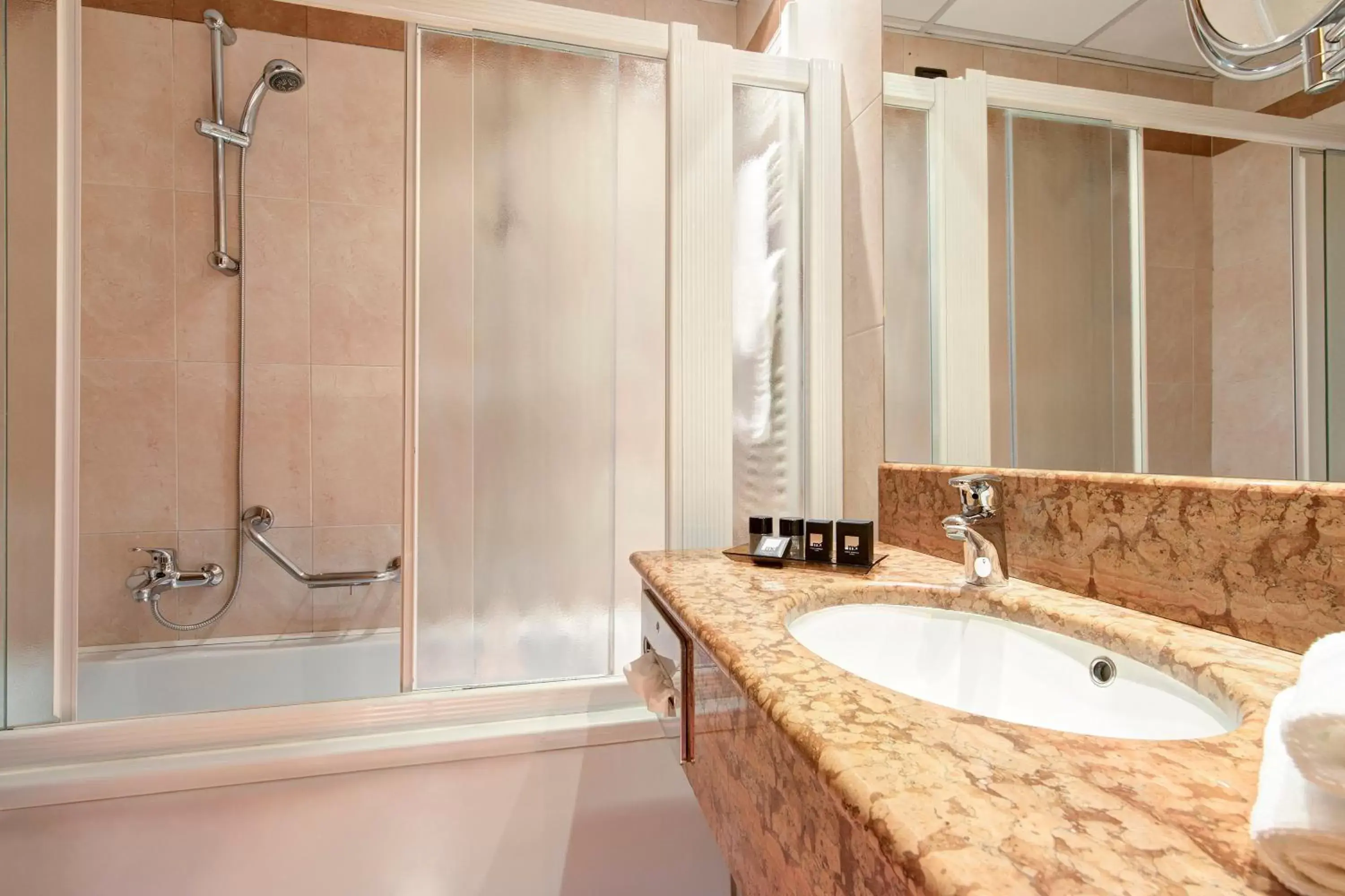 Shower, Bathroom in Best Western Hotel Tritone