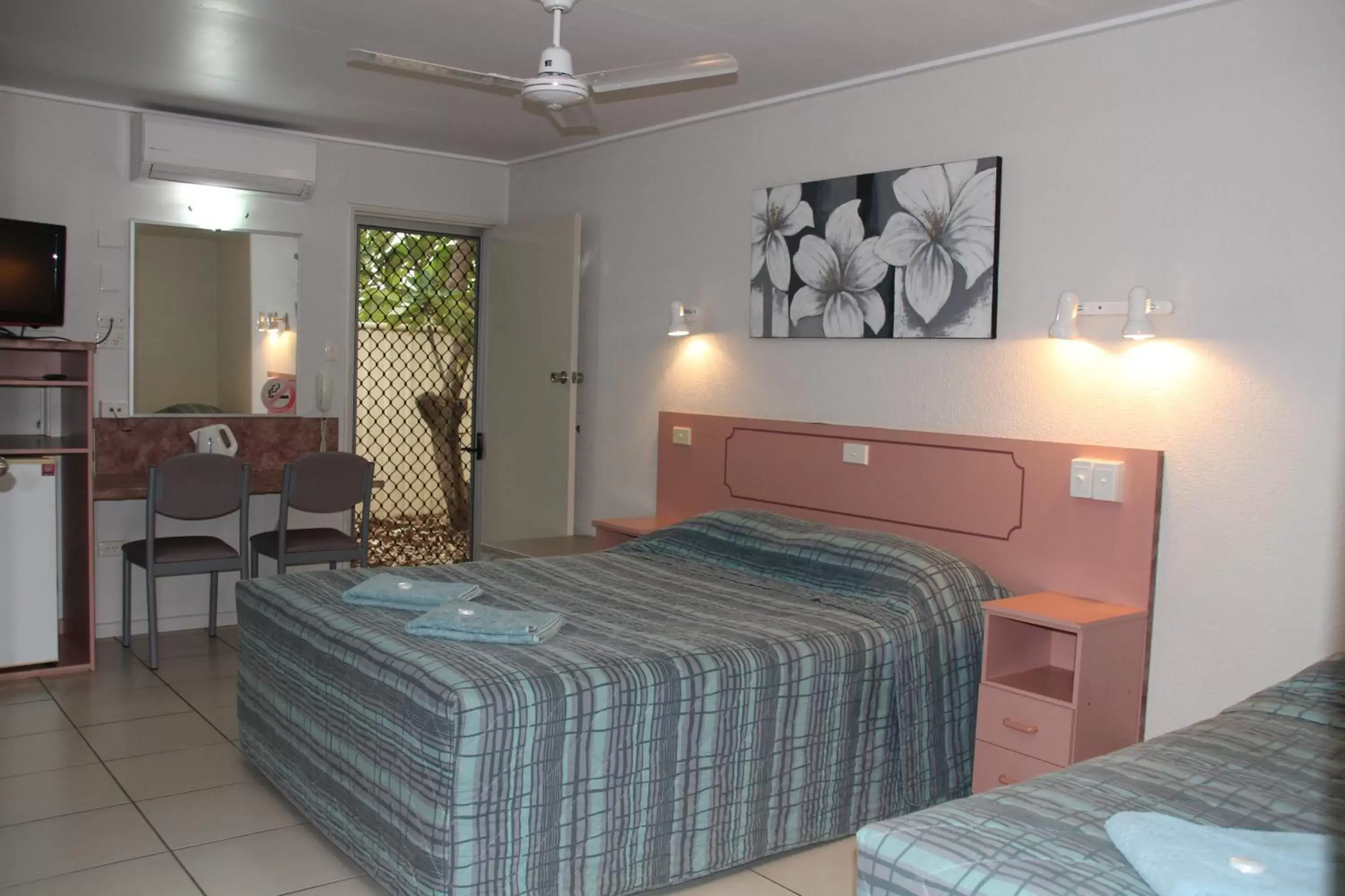 Standard Queen Room in Emerald Highlands Motel Standard Queen Room in Emerald Highlands Motel