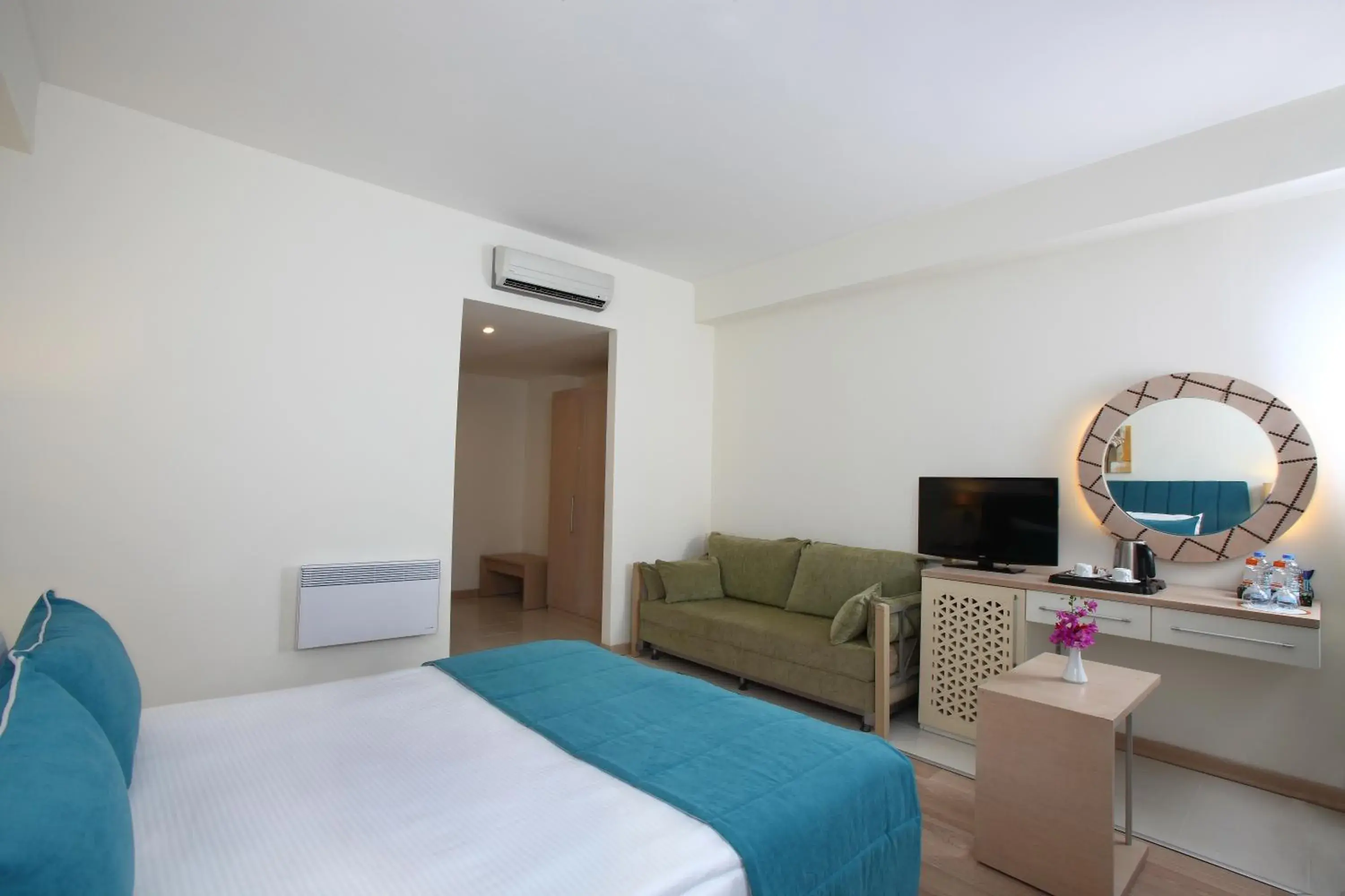 Bedroom, TV/Entertainment Center in Mandarin Resort & Spa