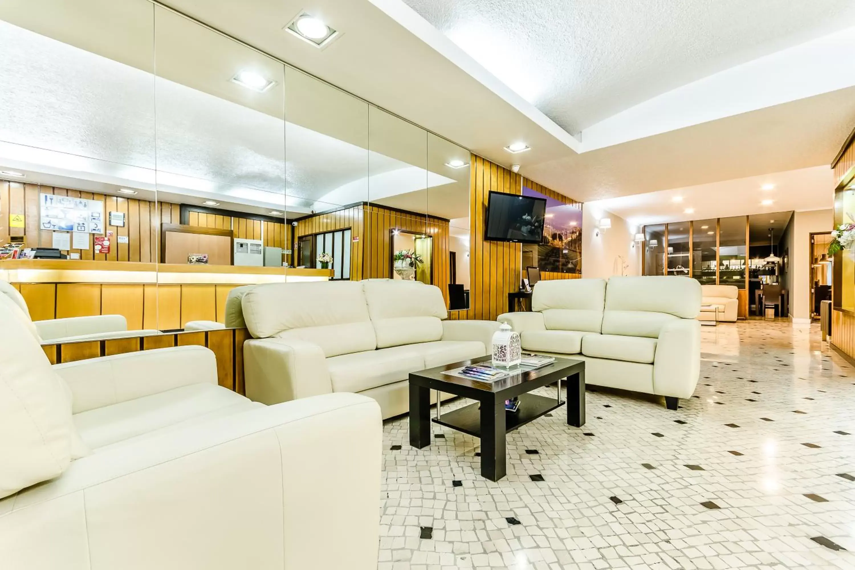 Communal lounge/ TV room, Lobby/Reception in Hotel Flamingo