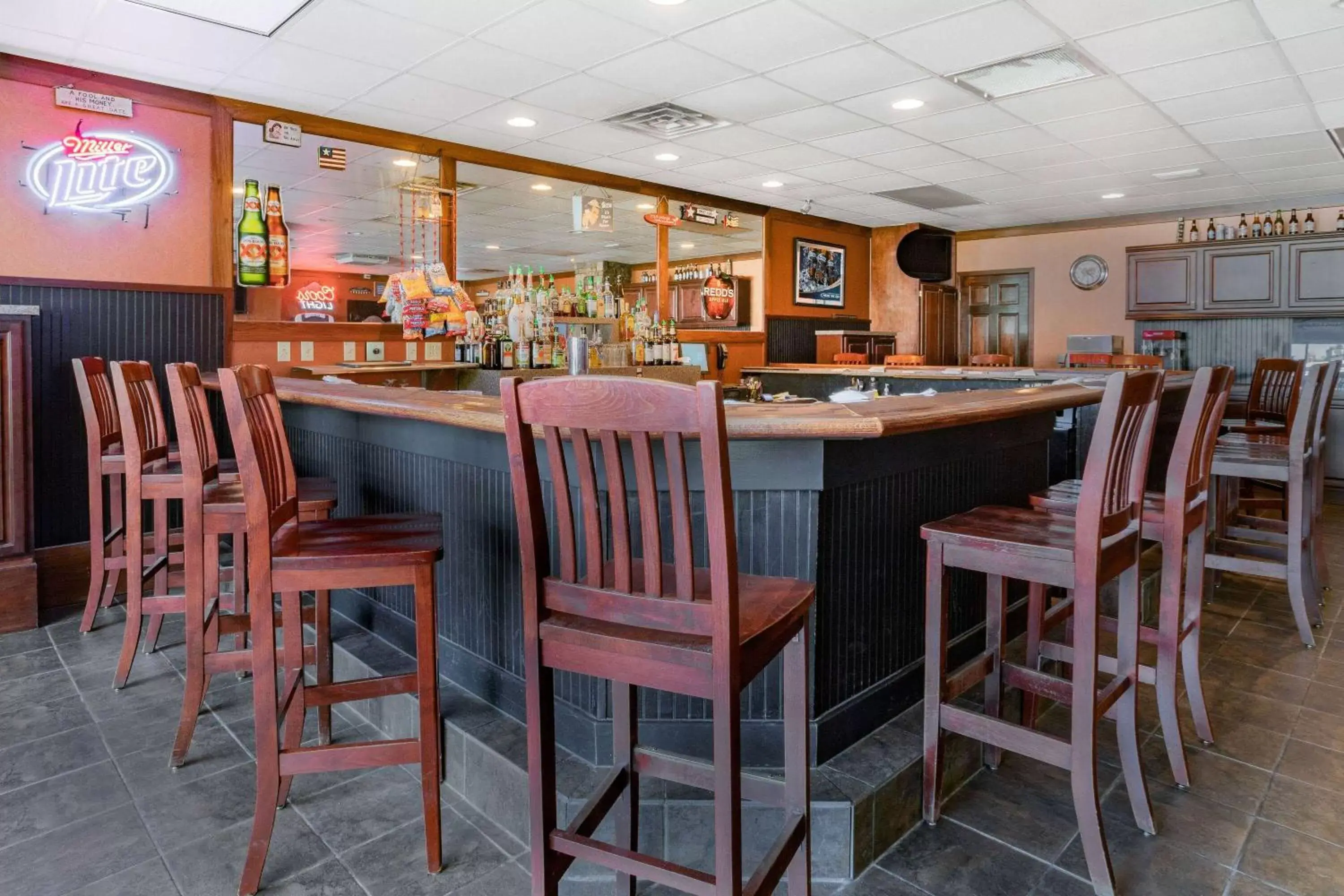 Lounge or bar, Restaurant/Places to Eat in Days Inn by Wyndham Cambridge
