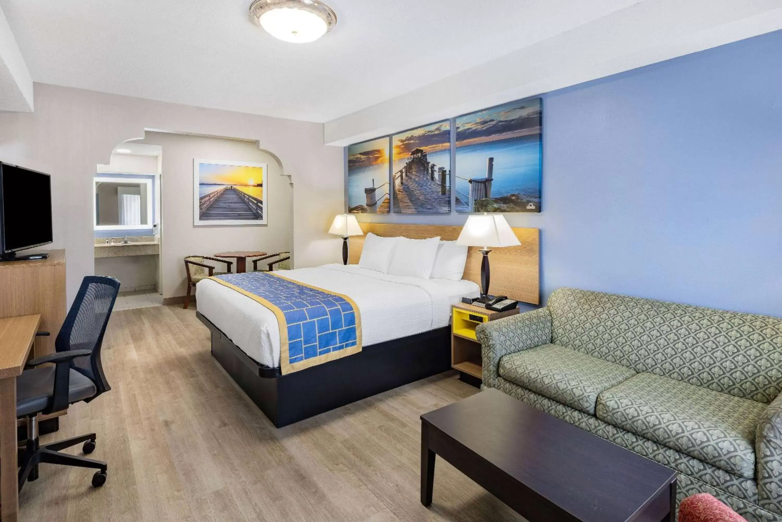 Bed in Days Inn & Suites by Wyndham Savannah Midtown