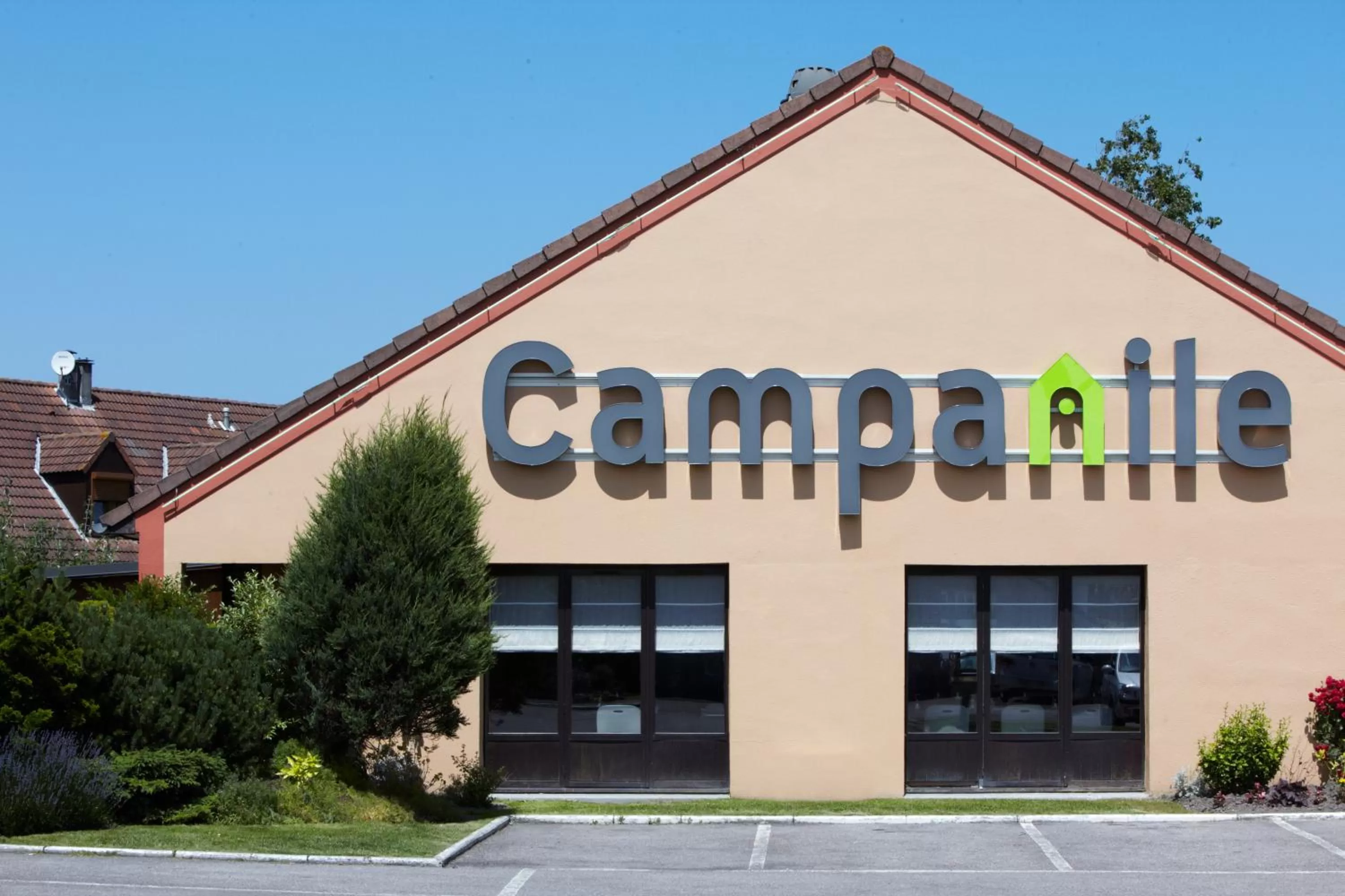 Facade/entrance in Campanile Calais