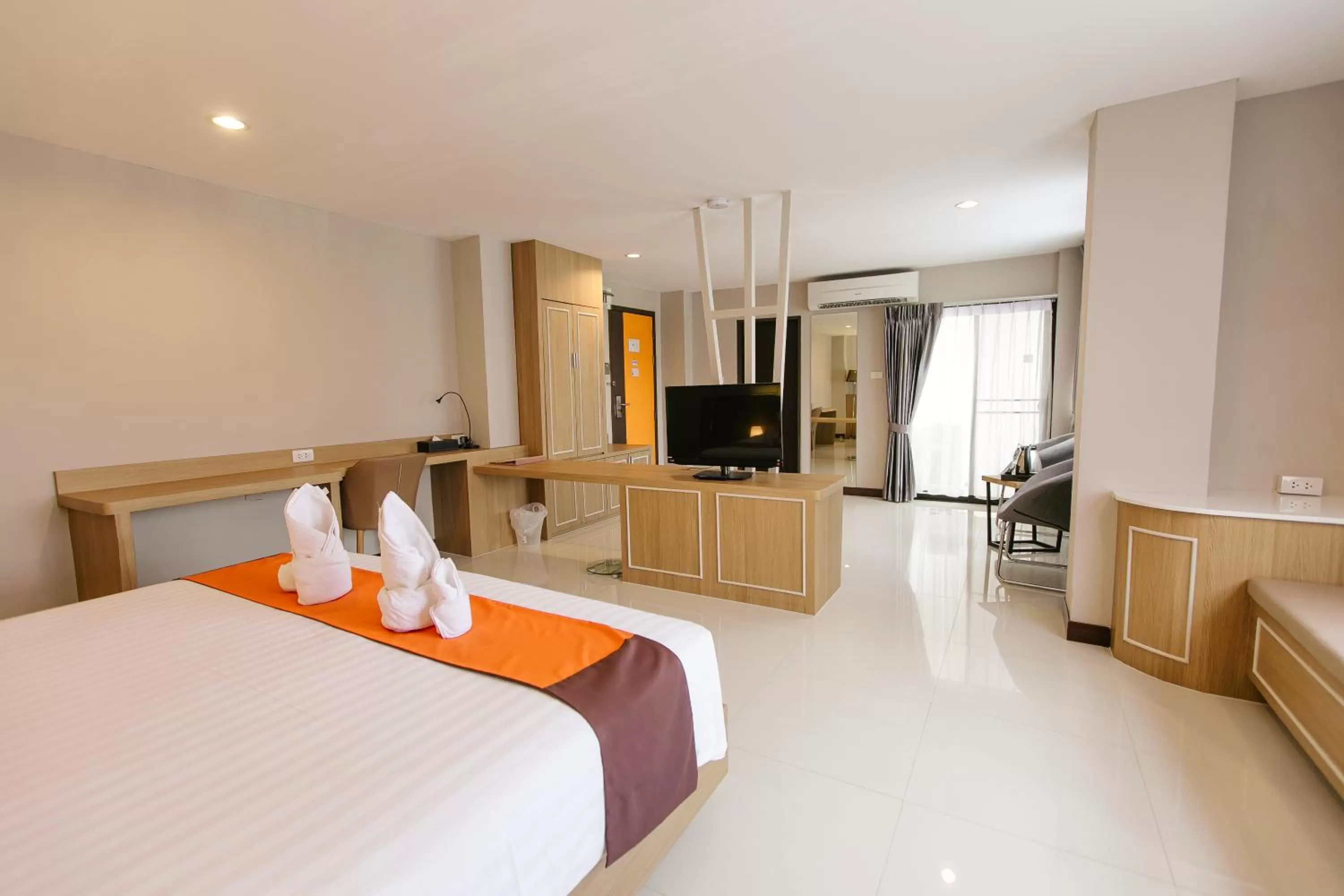 Communal lounge/ TV room, Bed in De Hug Hotel & Residence
