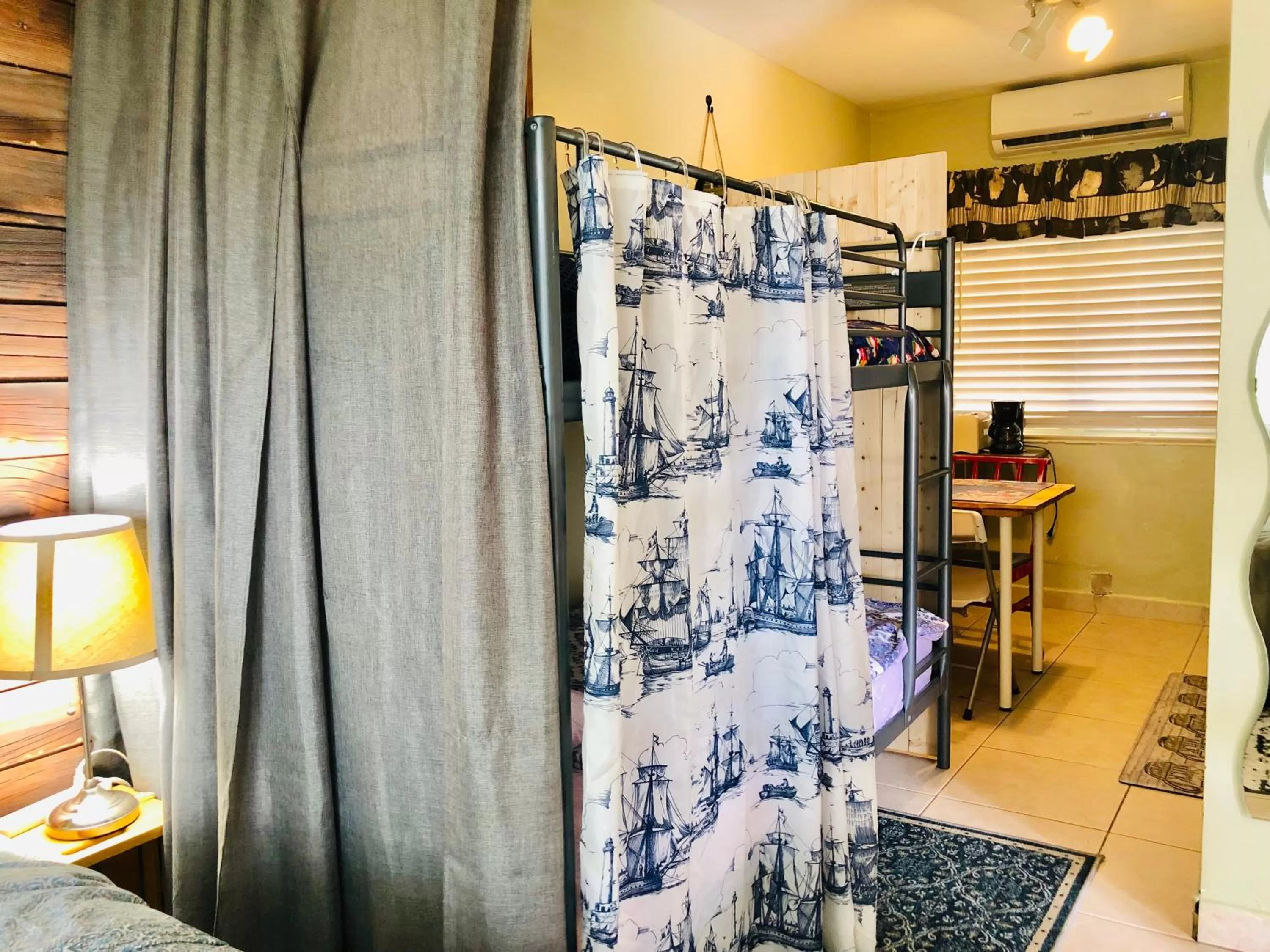 bunk bed in Hollywood Light Haven Lodge