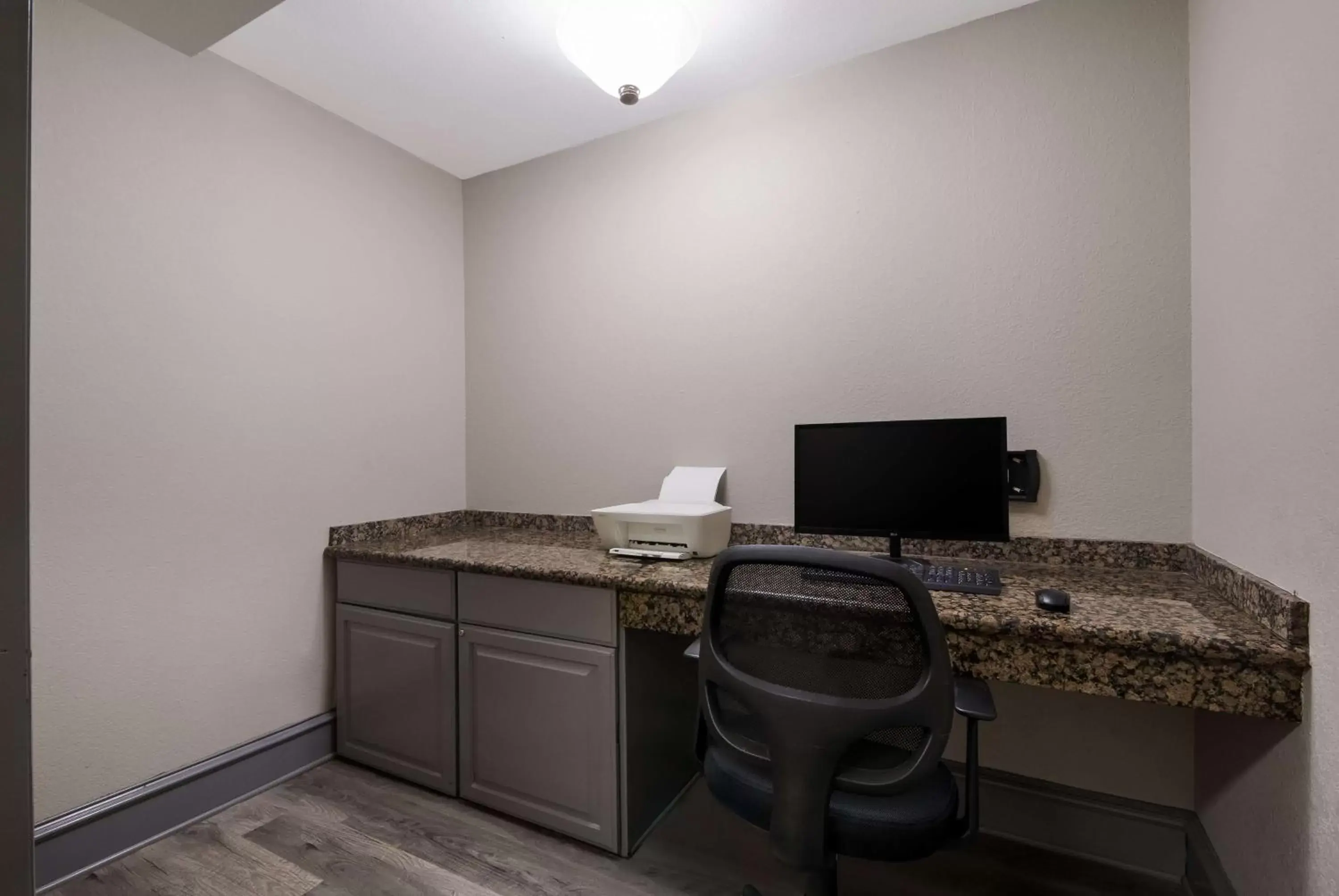 Business facilities, TV/Entertainment Center in SureStay Plus Hotel by Best Western San Antonio North