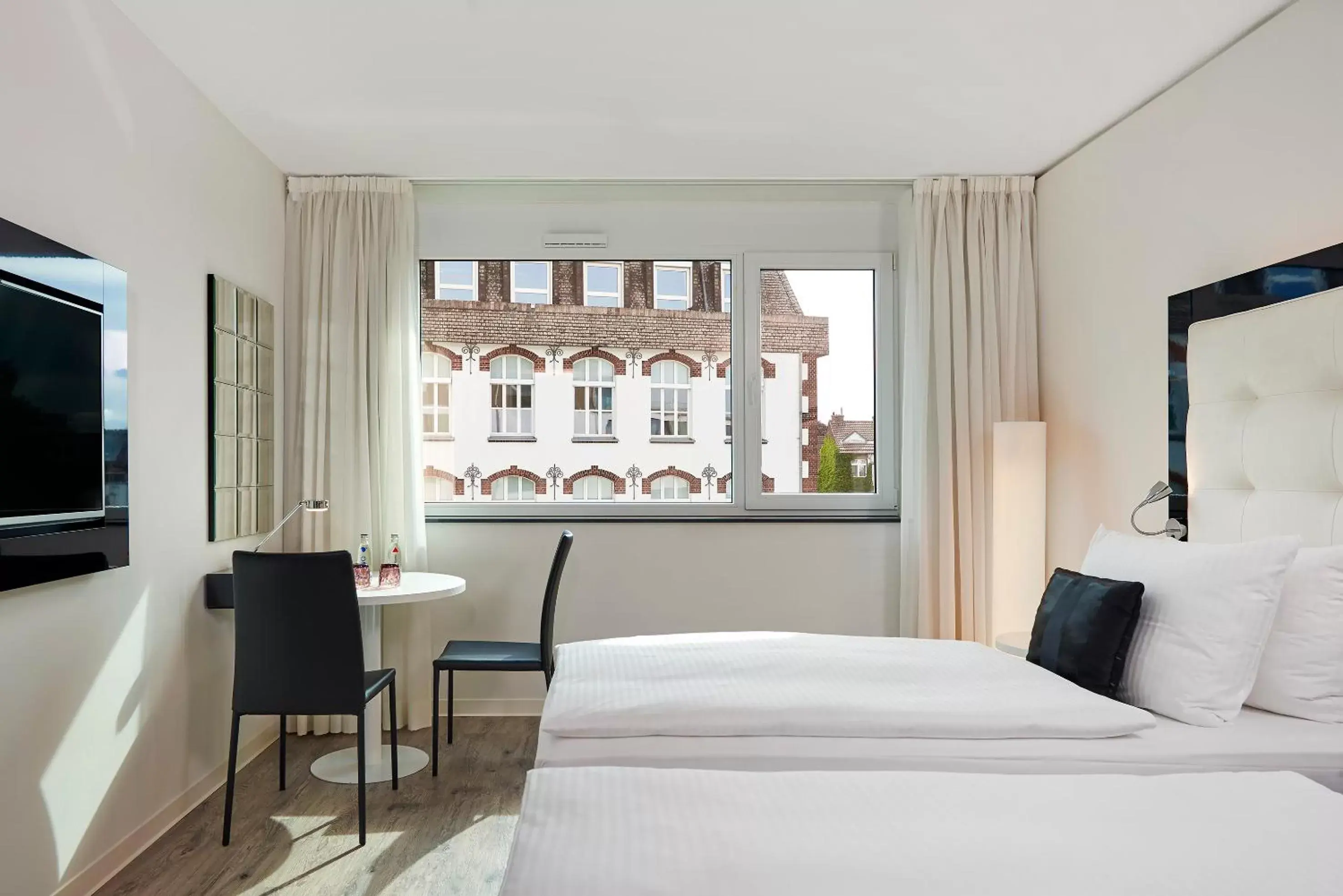 Photo of the whole room, Bed in INNSiDE by Meliá Aachen