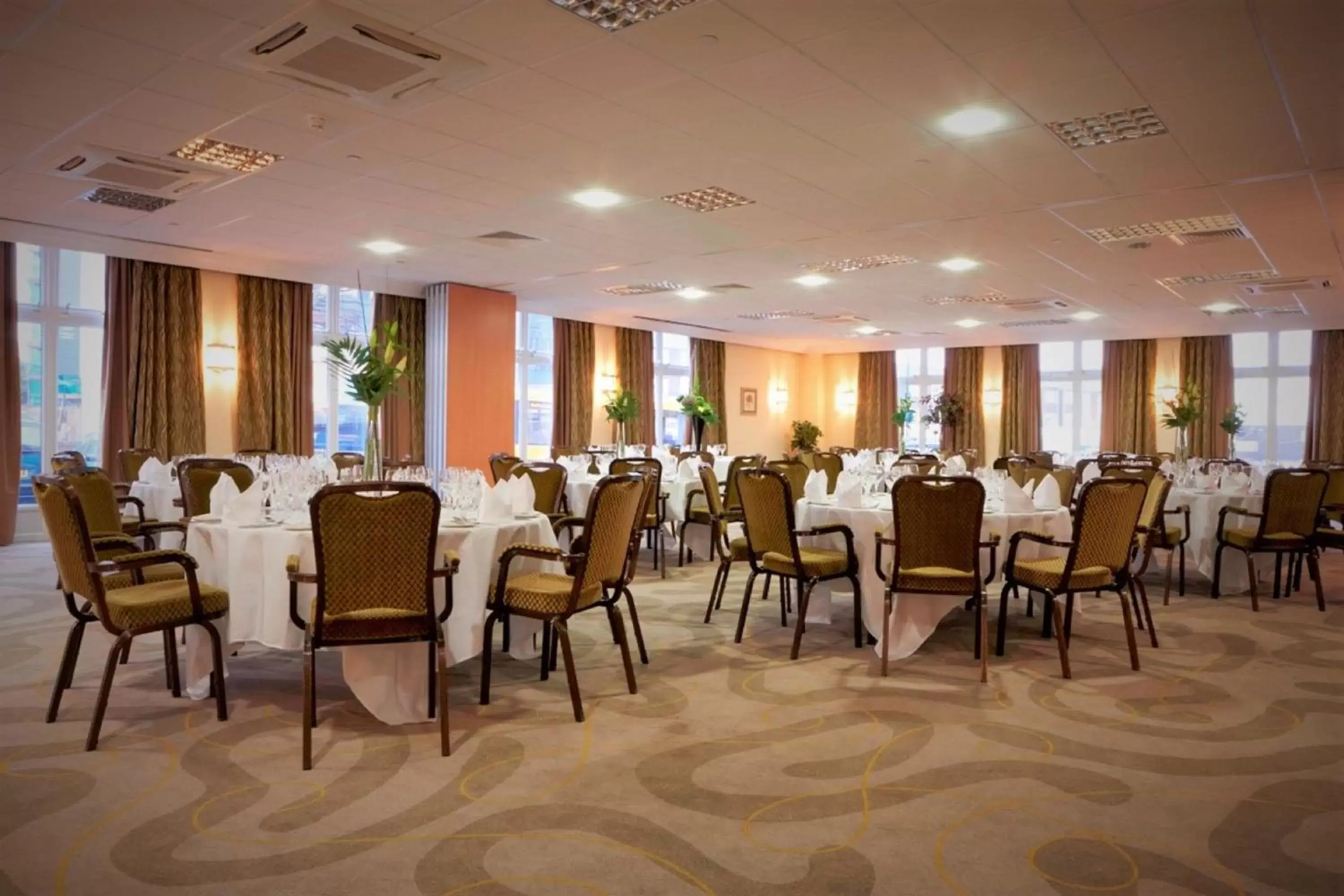 Meeting/conference room, Restaurant/Places to Eat in Holiday Inn Kenilworth - Warwick, an IHG Hotel