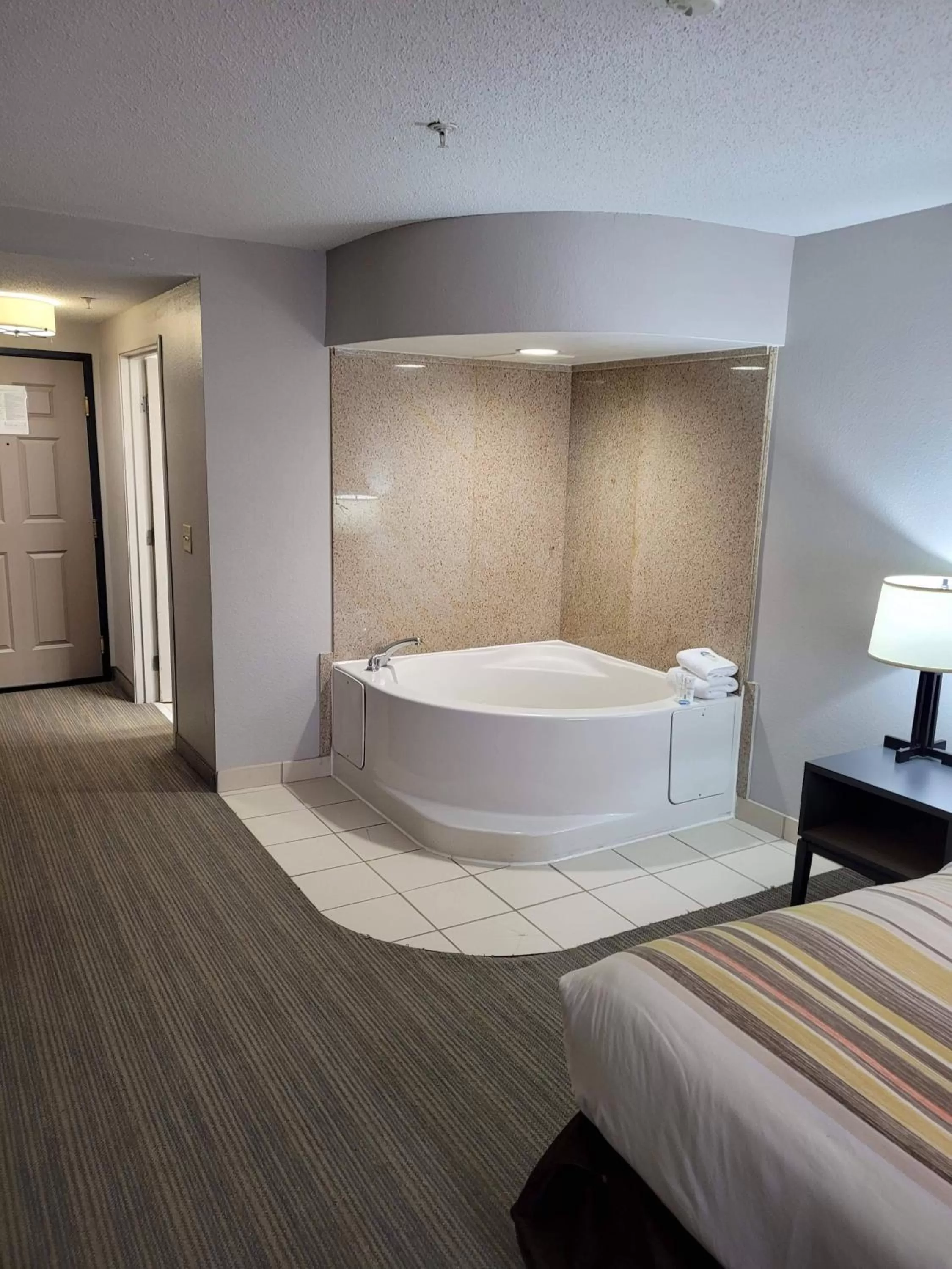 King Suite with Whirlpool - Non-Smoking in Country Inn & Suites by Radisson, Washington, DC East - Capitol Heights, MD