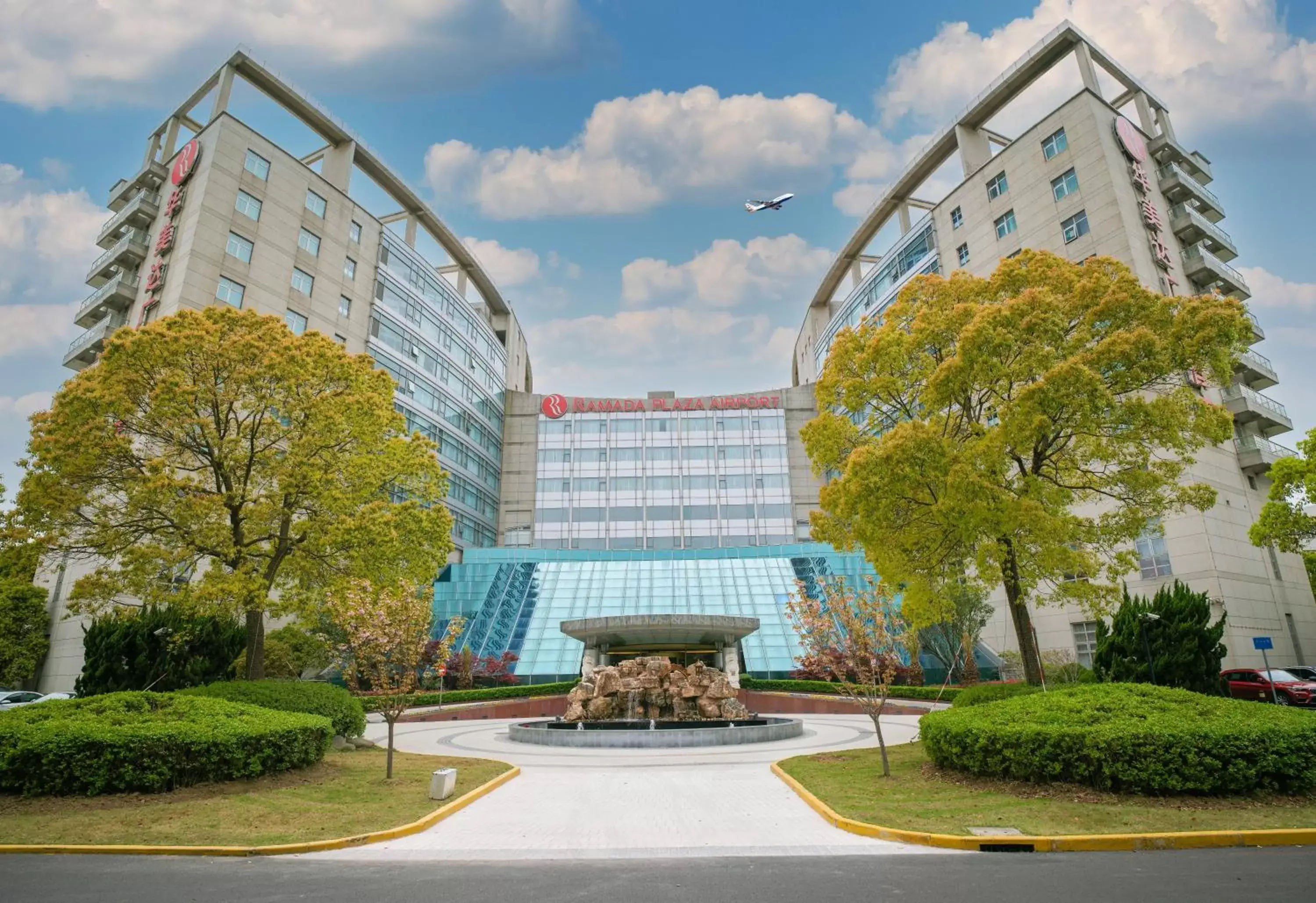 Property building in Ramada Plaza Shanghai Pudong Airport - 3 mins to PVG depature floor & check entrance with hotel shuttle Property building in Ramada Plaza Shanghai Pudong Airport - 3 mins to PVG depature floor & check entrance with hotel shuttle