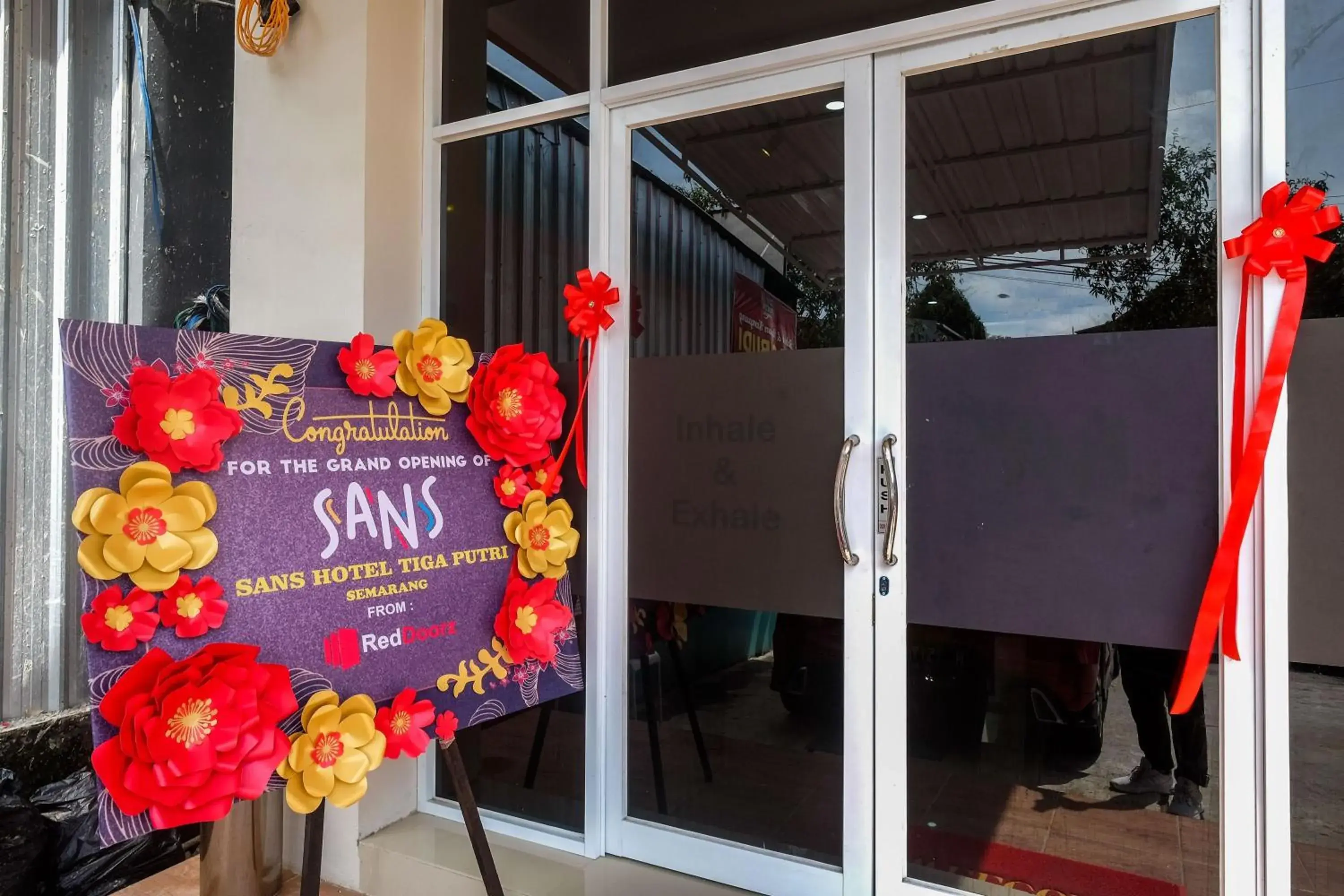 Facade/entrance in Sans Hotel Tiga Putri Semarang