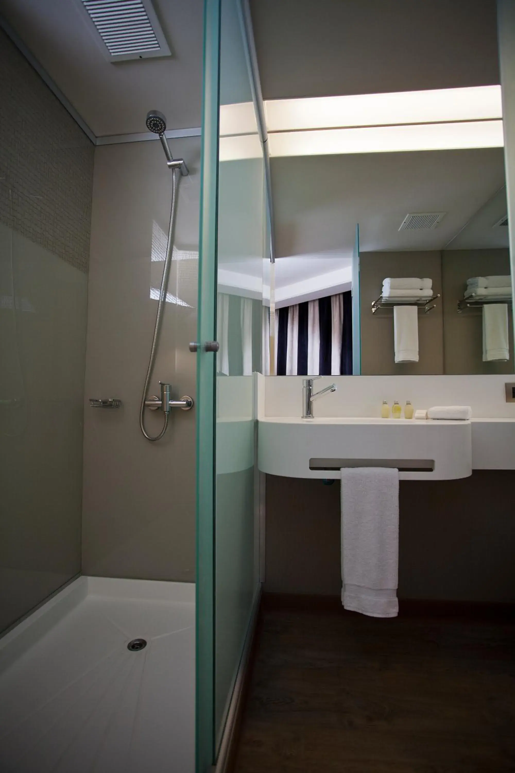 Shower, Bathroom in Two Hotel Buenos Aires