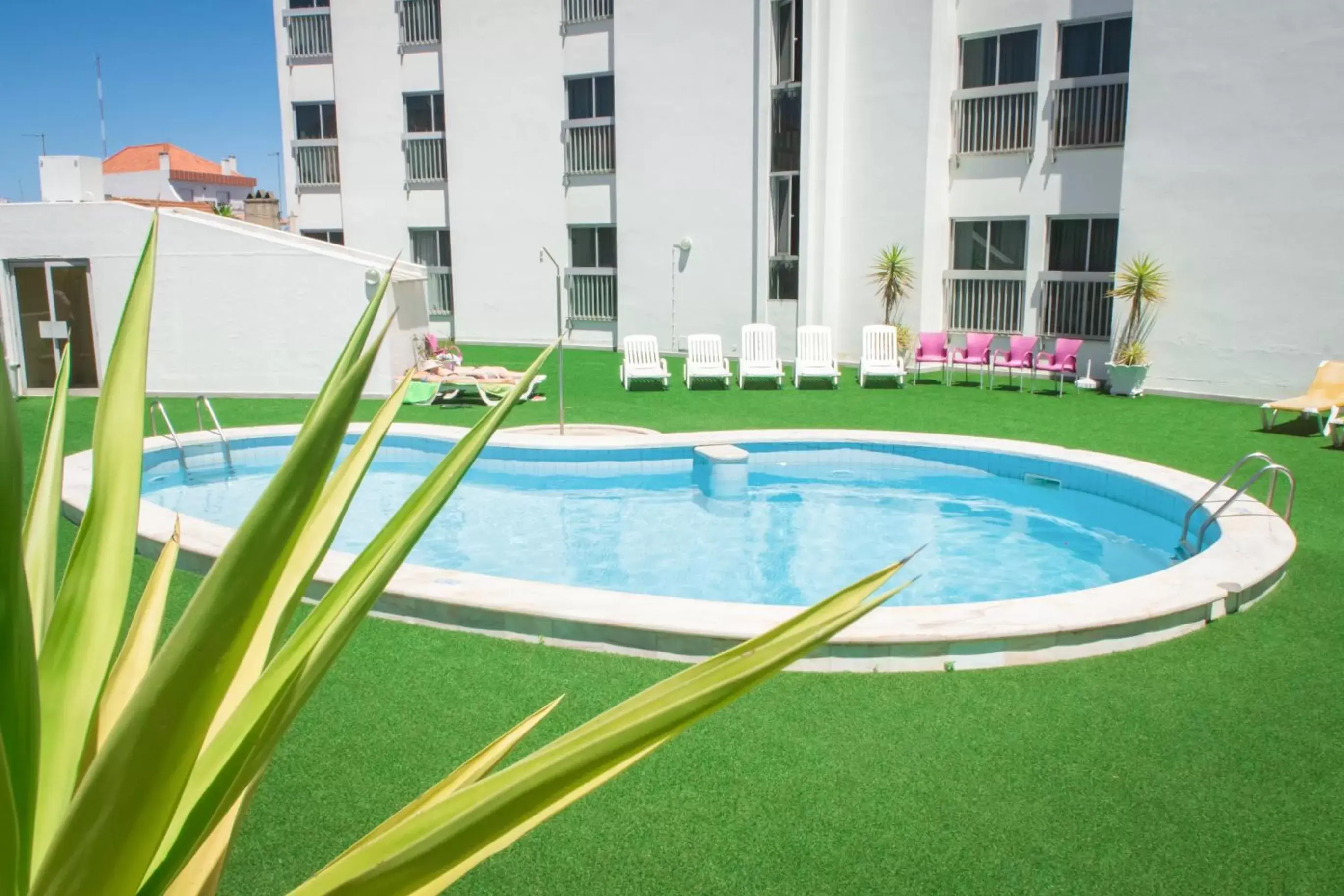 Swimming pool, Property Building in Hotel Cristal Caldas
