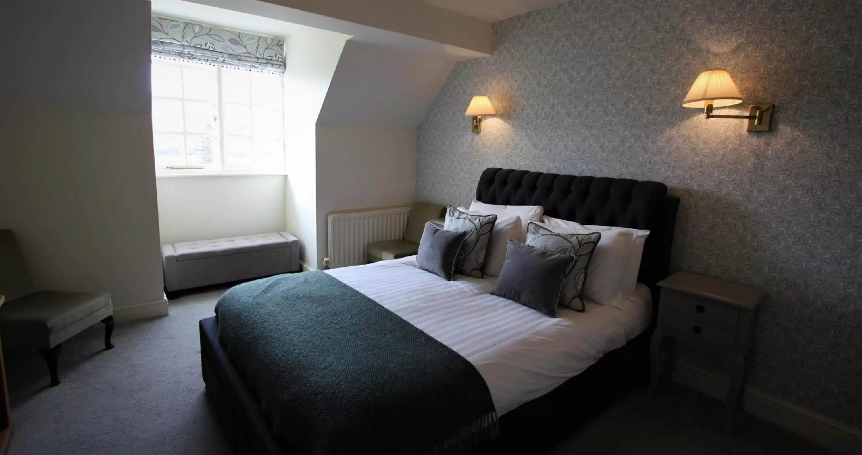 Bedroom, Bed in Ravenstone Manor