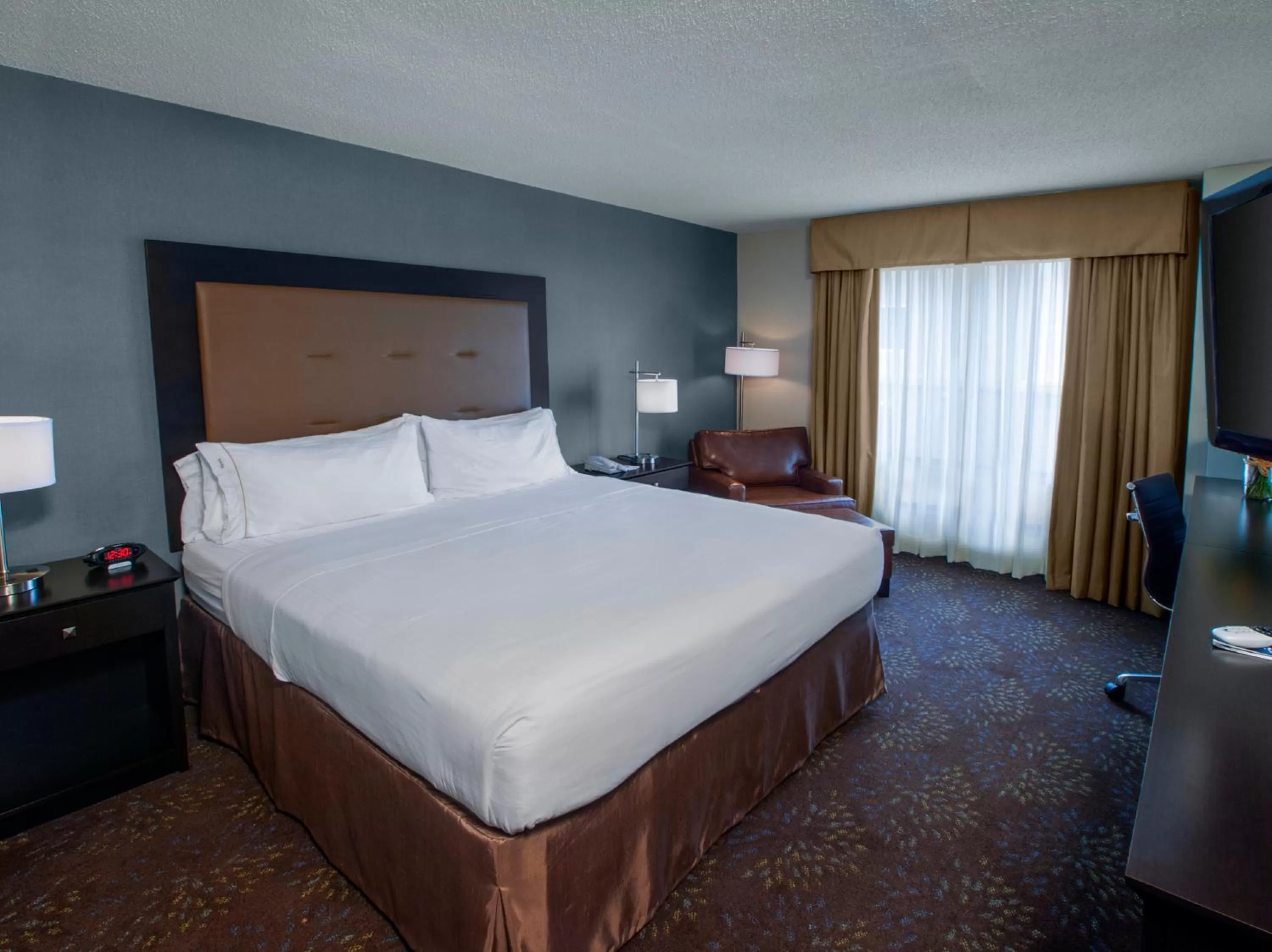 King Room - Disability Access in Holiday Inn Express & Suites Buffalo Airport, an IHG Hotel
