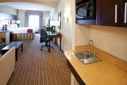 Kitchen or kitchenette, Kitchen/Kitchenette in Holiday Inn Express Hotel & Suites Dallas West