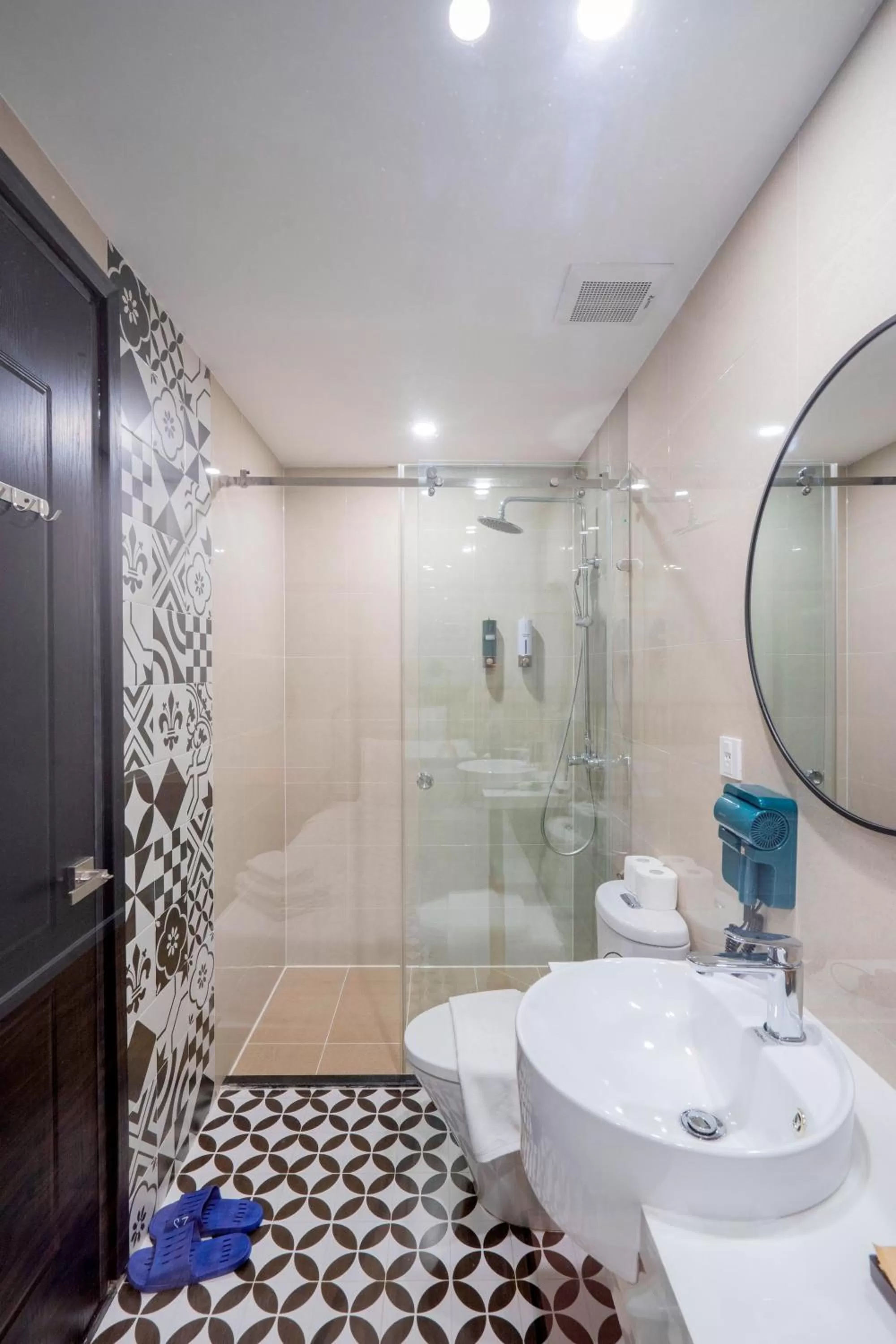 Shower, Bathroom in SAZI HOTEL - BÙI THỊ XUÂN