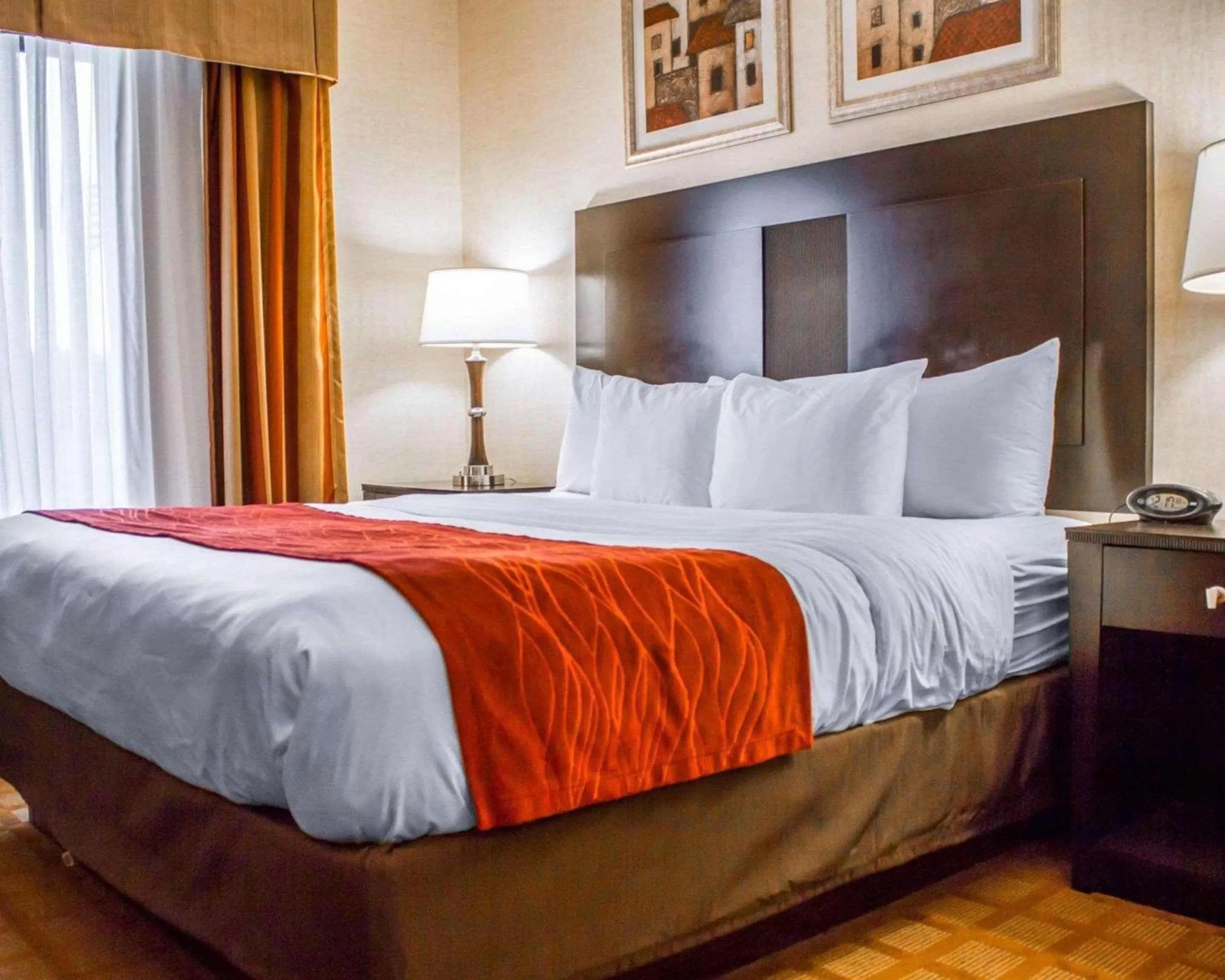 Photo of the whole room, Bed in Comfort Suites Edinboro