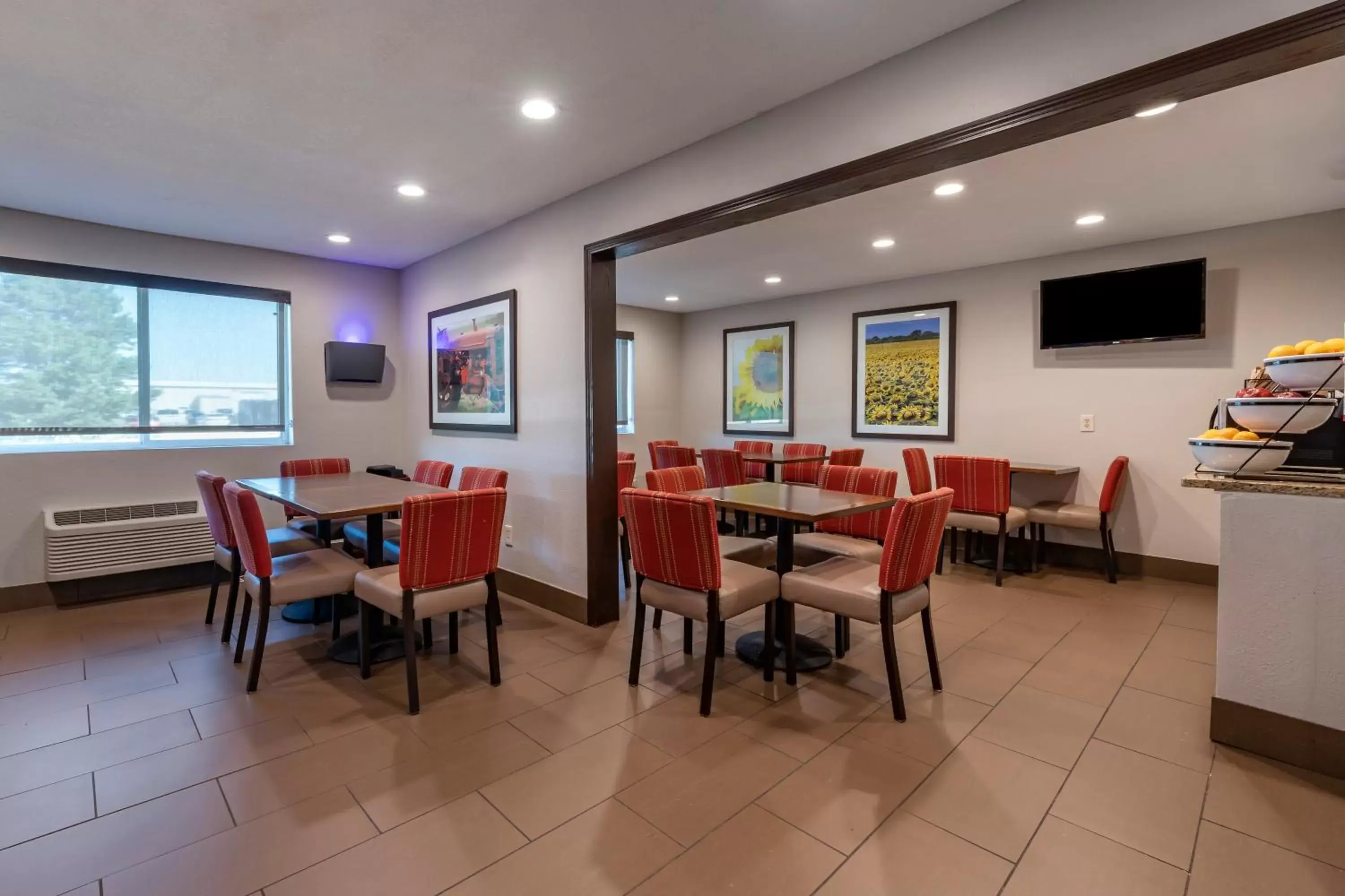 Breakfast, Restaurant/Places to Eat in Comfort Inn & Suites Hays I-70