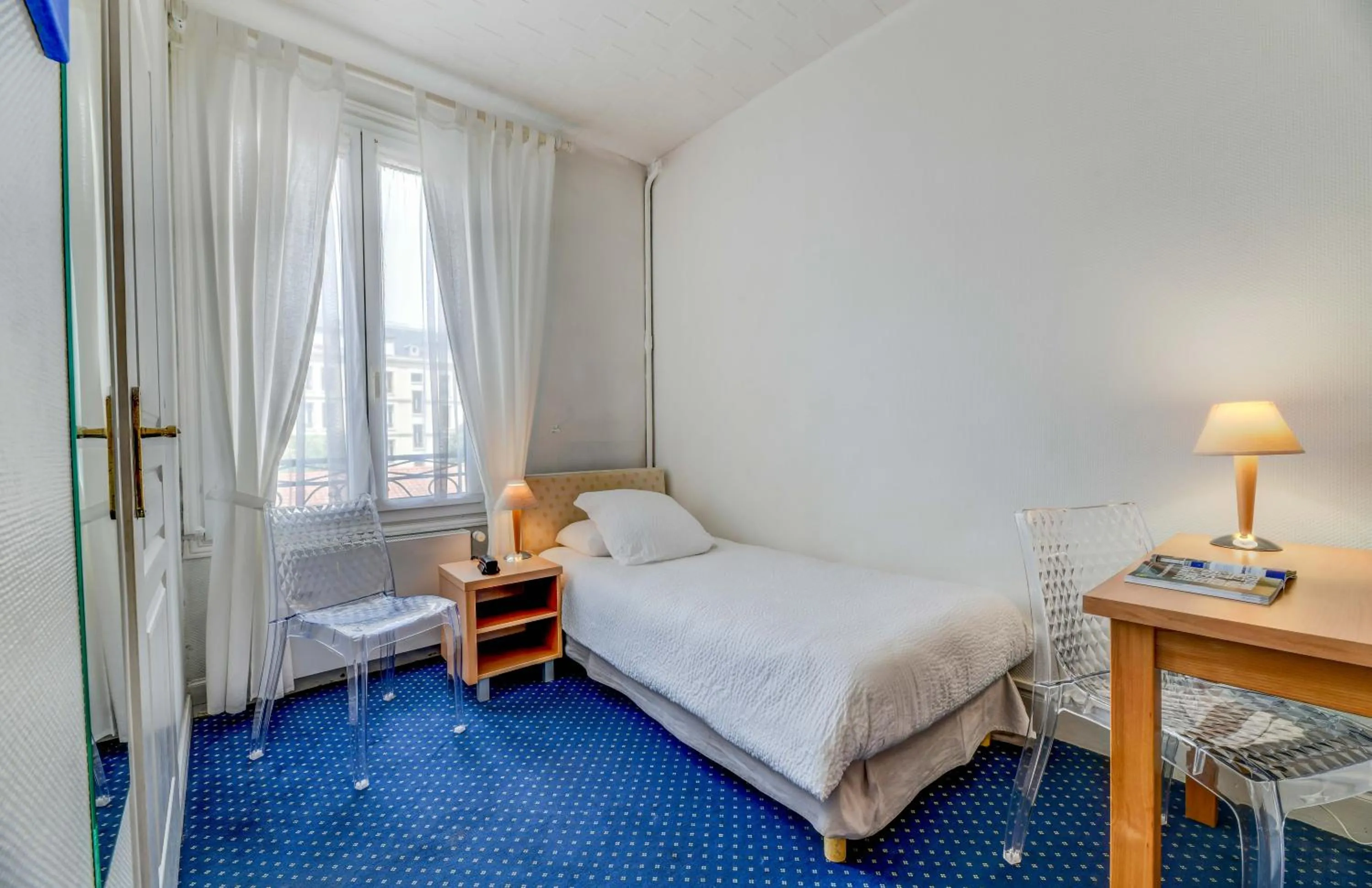 Bed in Hôtel VAL FLORES LOGIS