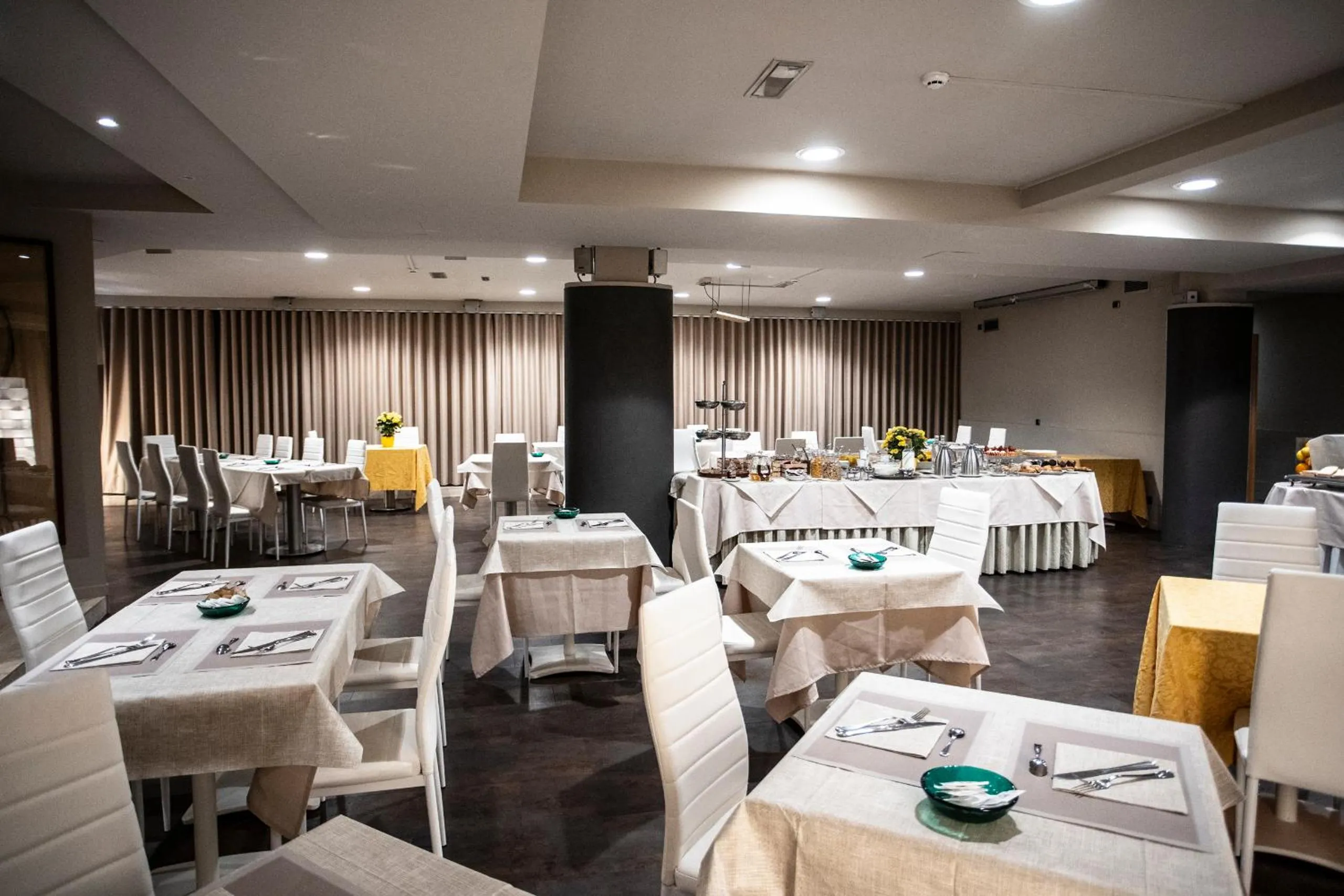 Restaurant/places to eat in Hotel Delta