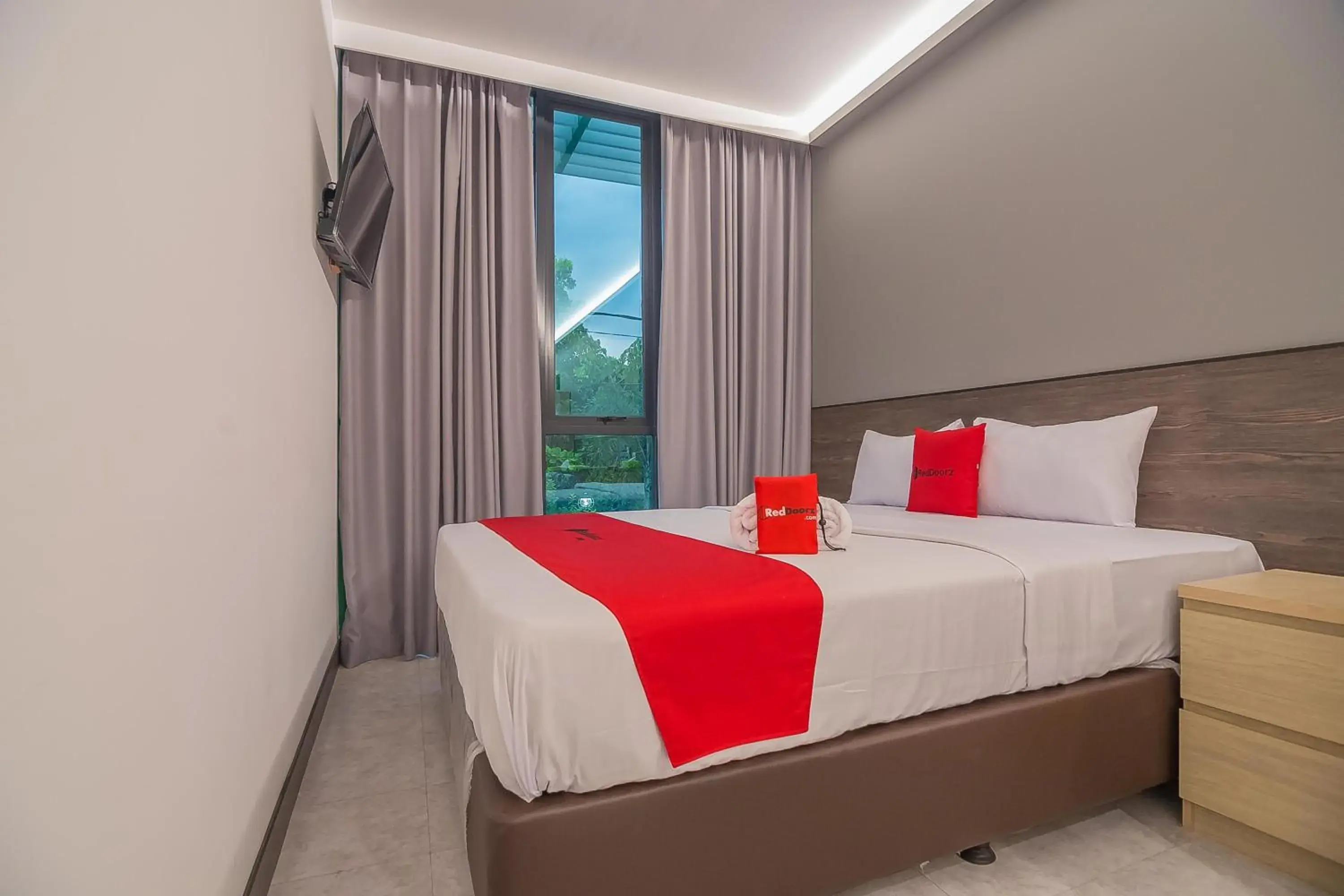 Bedroom, Bed in RedDoorz near Taman Rejomulyo