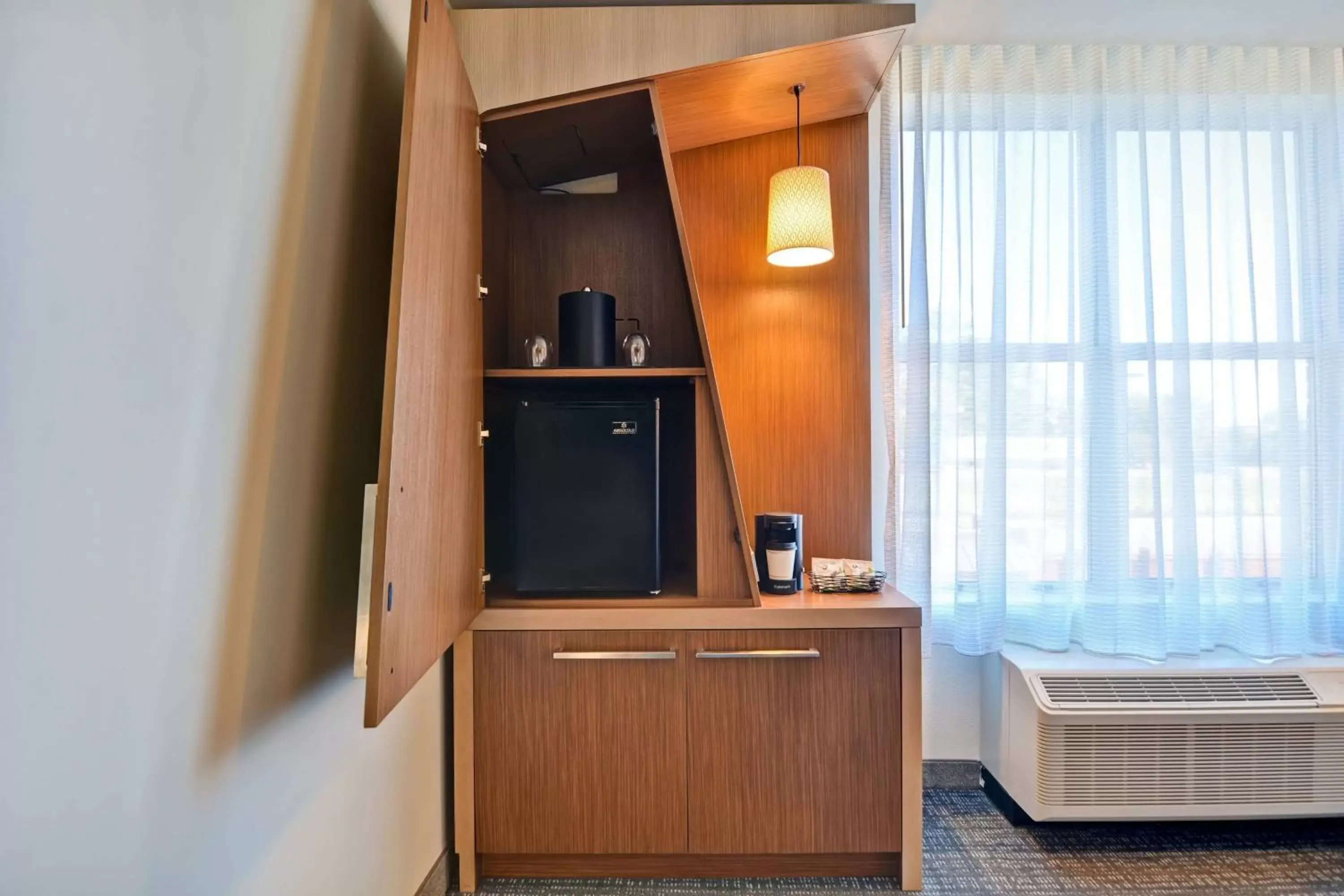 Photo of the whole room, TV/Entertainment Center in Courtyard by Marriott Jackson Madison