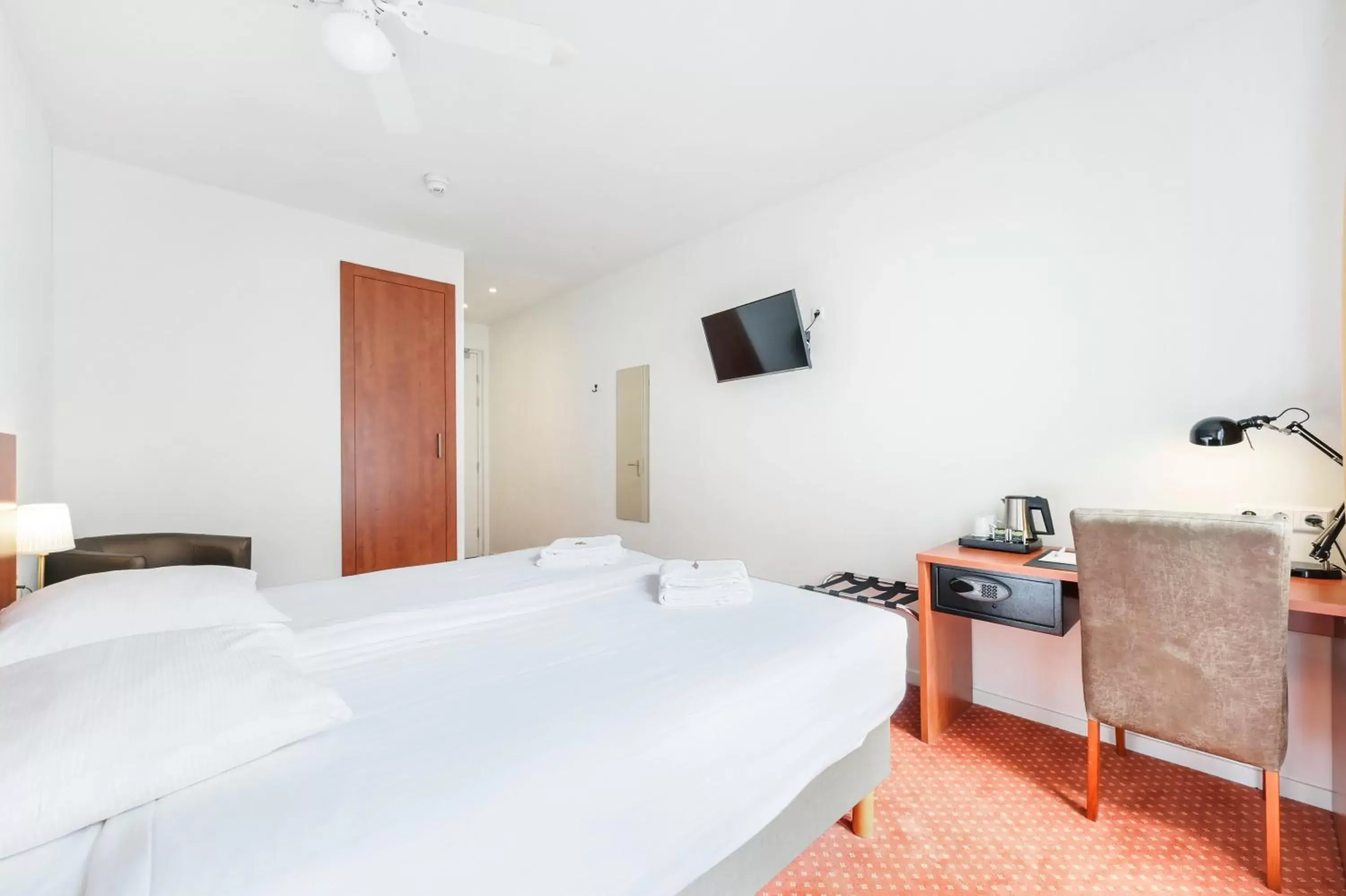 TV and multimedia, Bed in Ambassador City Centre Hotel TV and multimedia, Bed in Ambassador City Centre Hotel