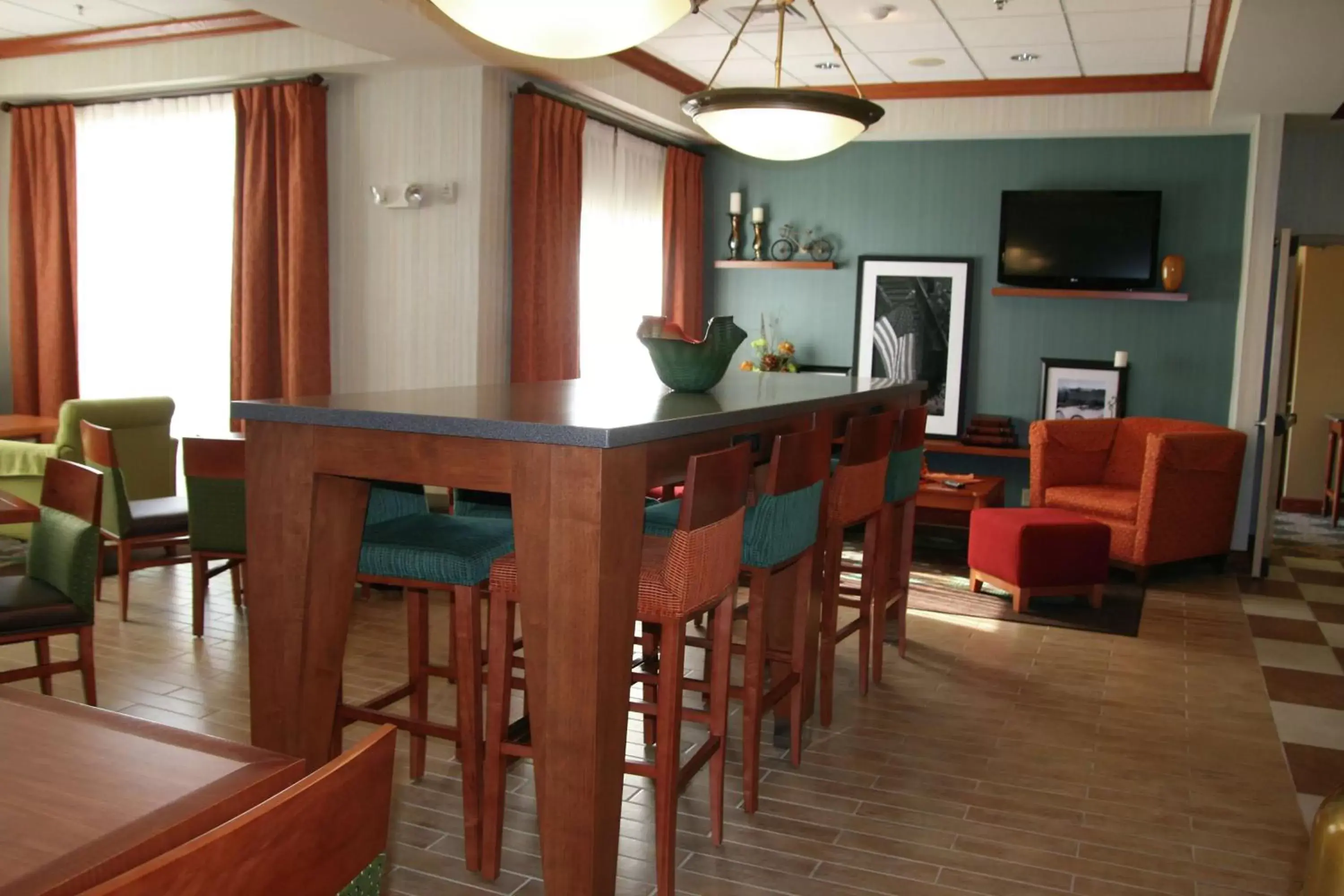 Dining area in Hampton Inn Lebanon