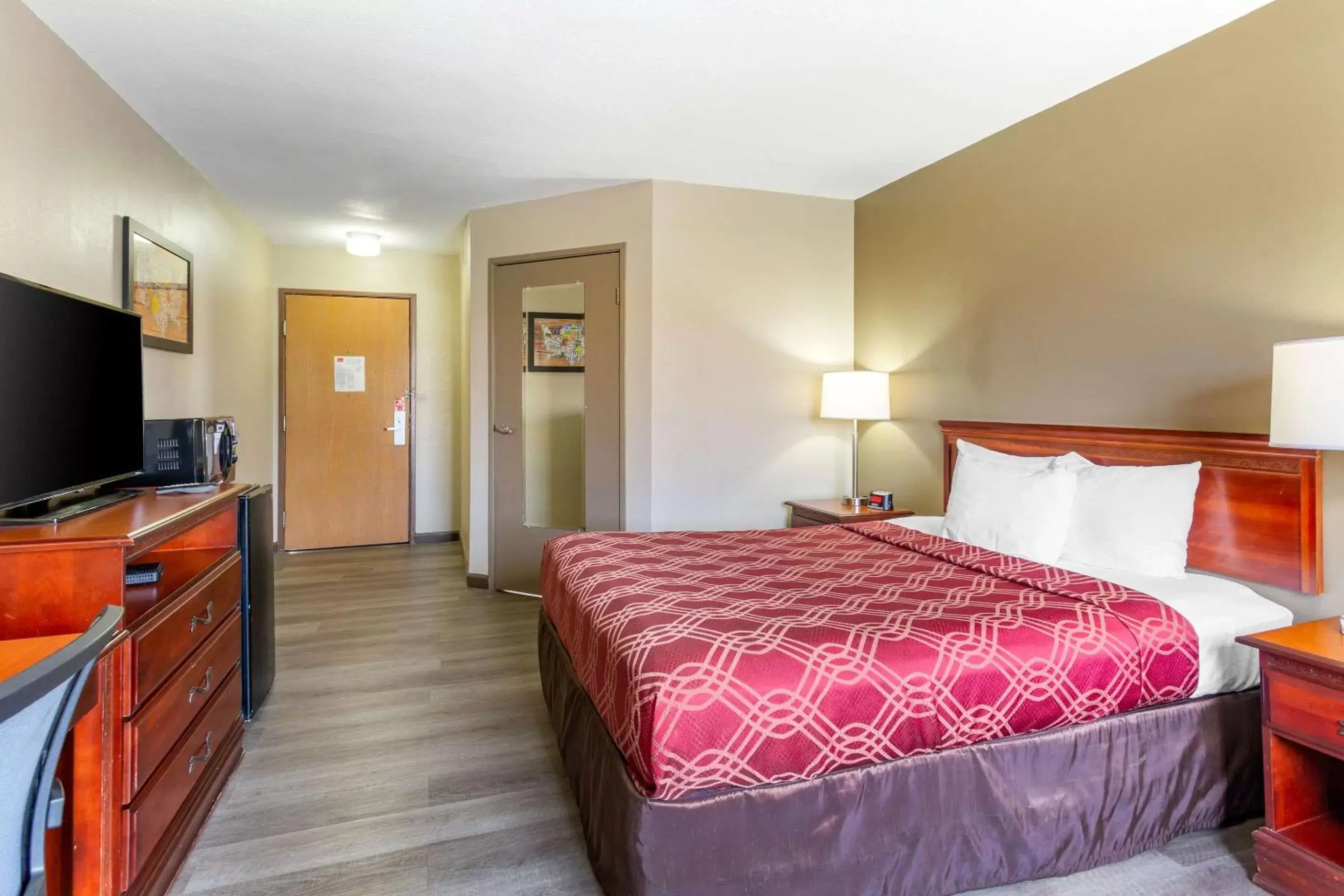 Photo of the whole room, Bed in Econo Lodge Inn and Suites