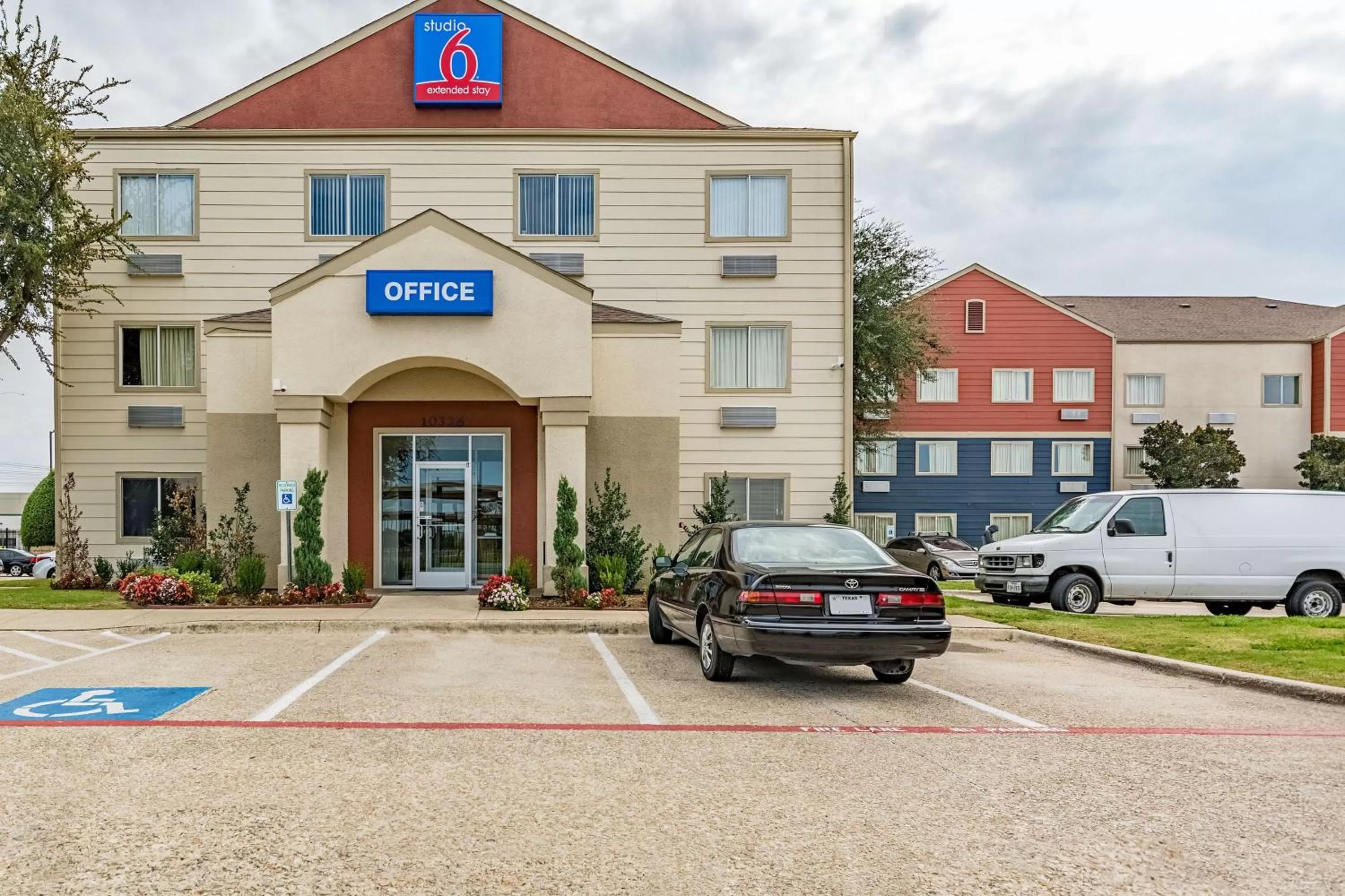 Property building in Studio 6-Dallas, TX