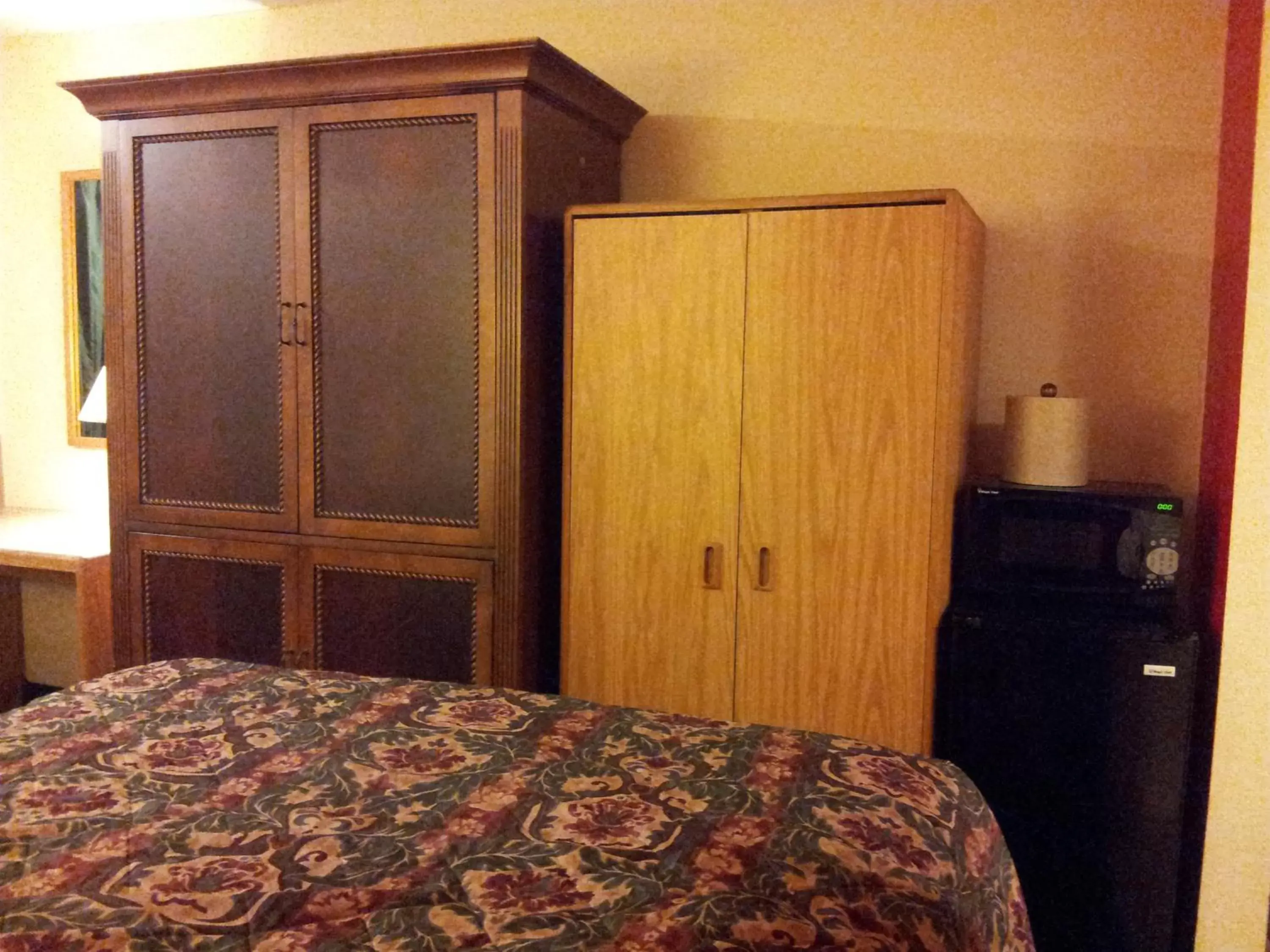 Decorative detail, Bed in Garden Inn and Extended Stay