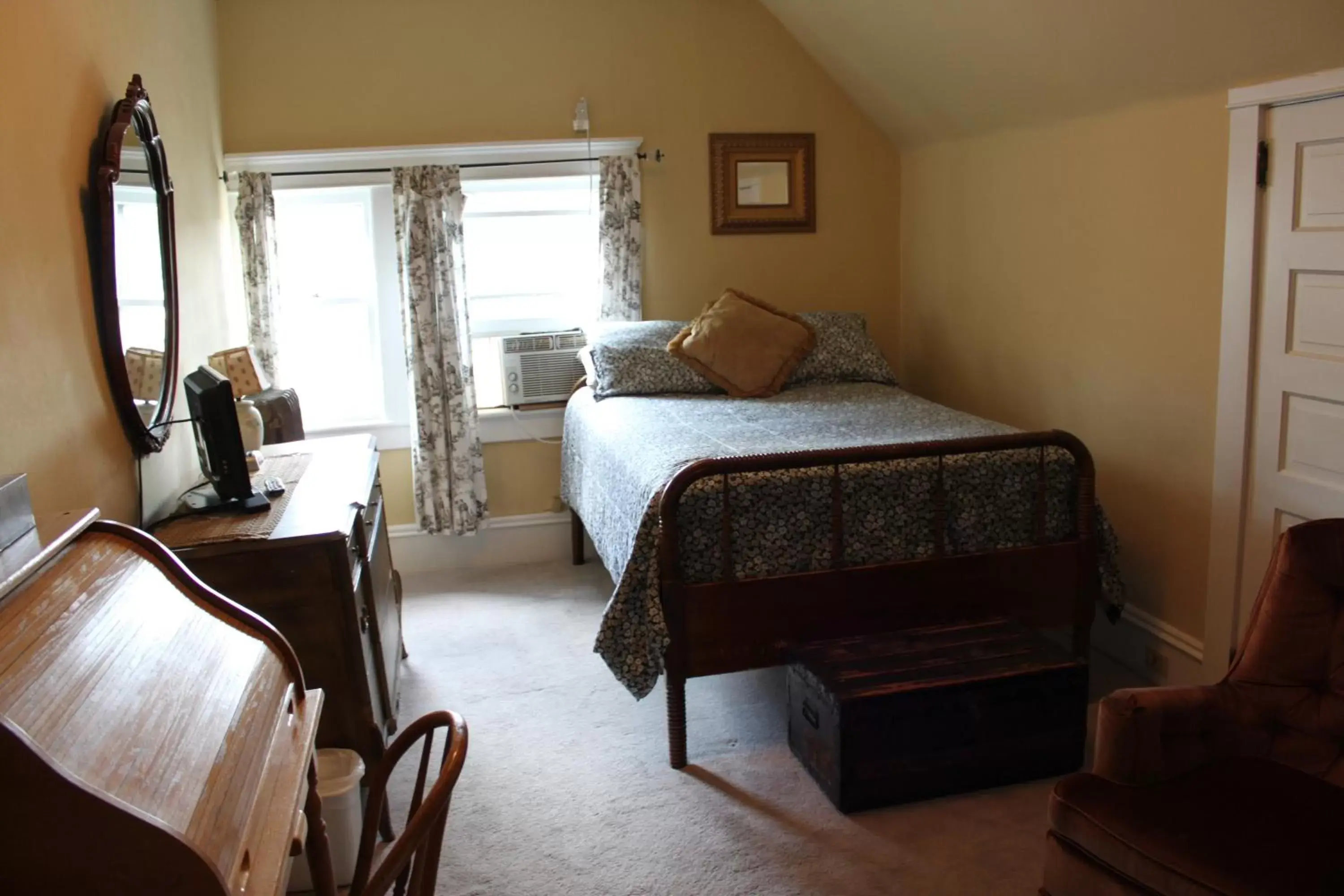 Bedroom, Bed in Victorian Charm Inn