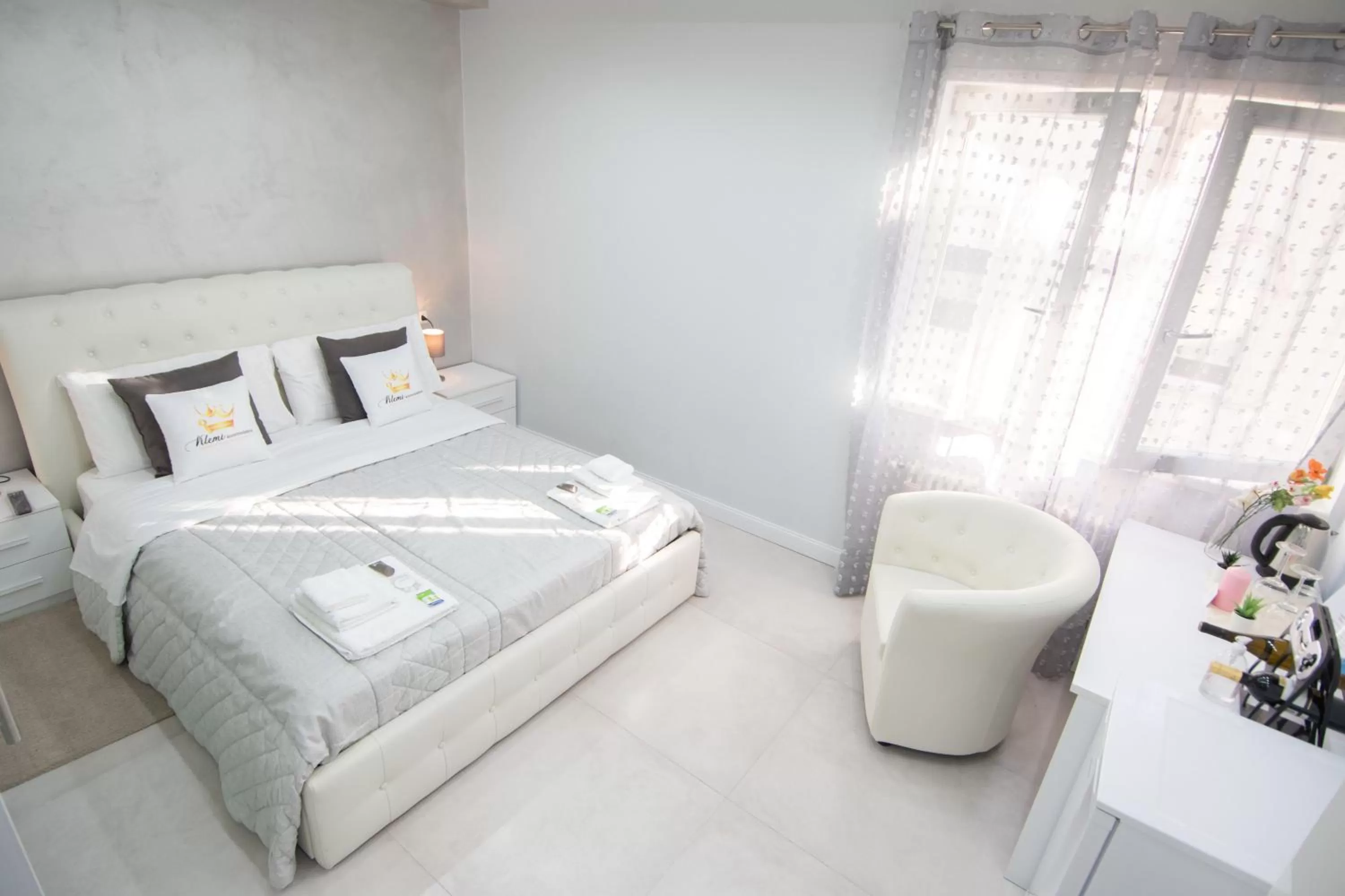 Bed in Klemi, rooms in old town