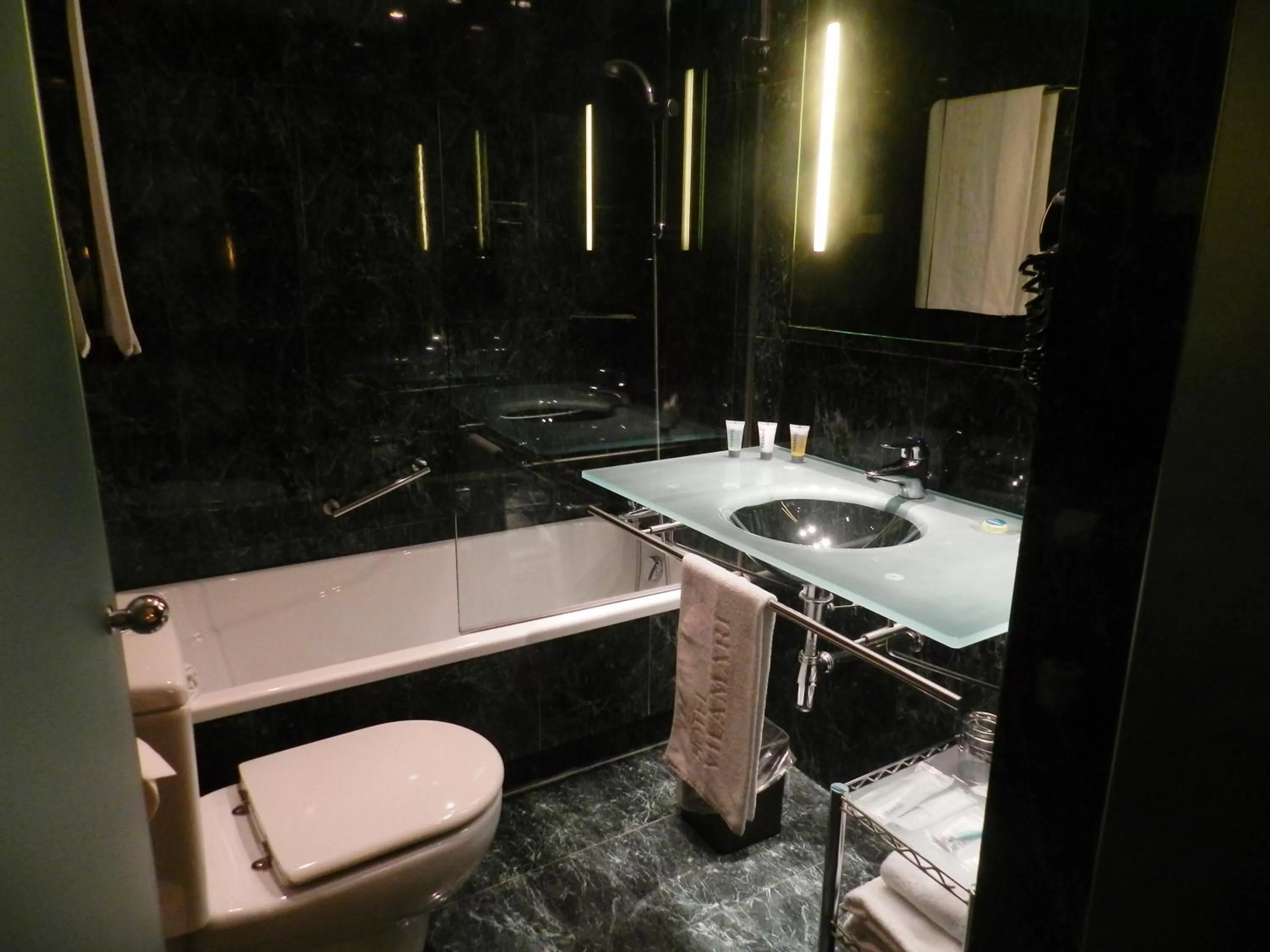 Bathroom in Hotel Vilamarí