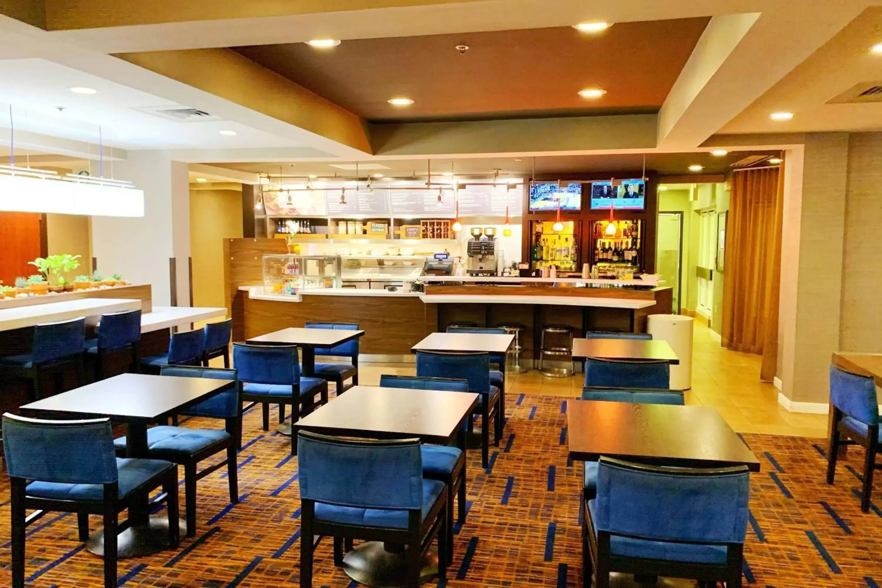 Restaurant/places to eat, Lounge/Bar in Courtyard Cleveland Airport South