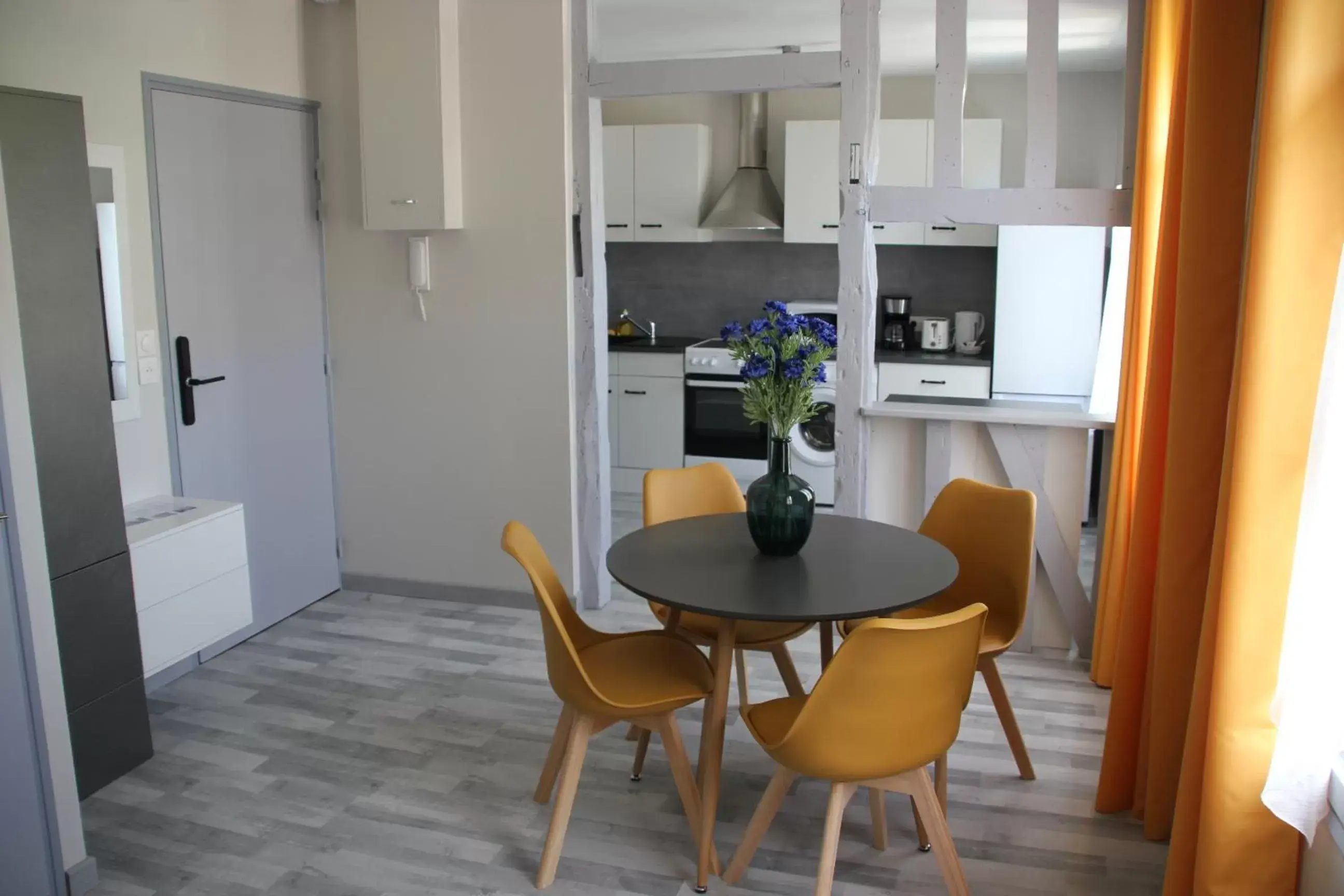 Kitchen or kitchenette, Dining Area in Les appartements du Saint Hubert