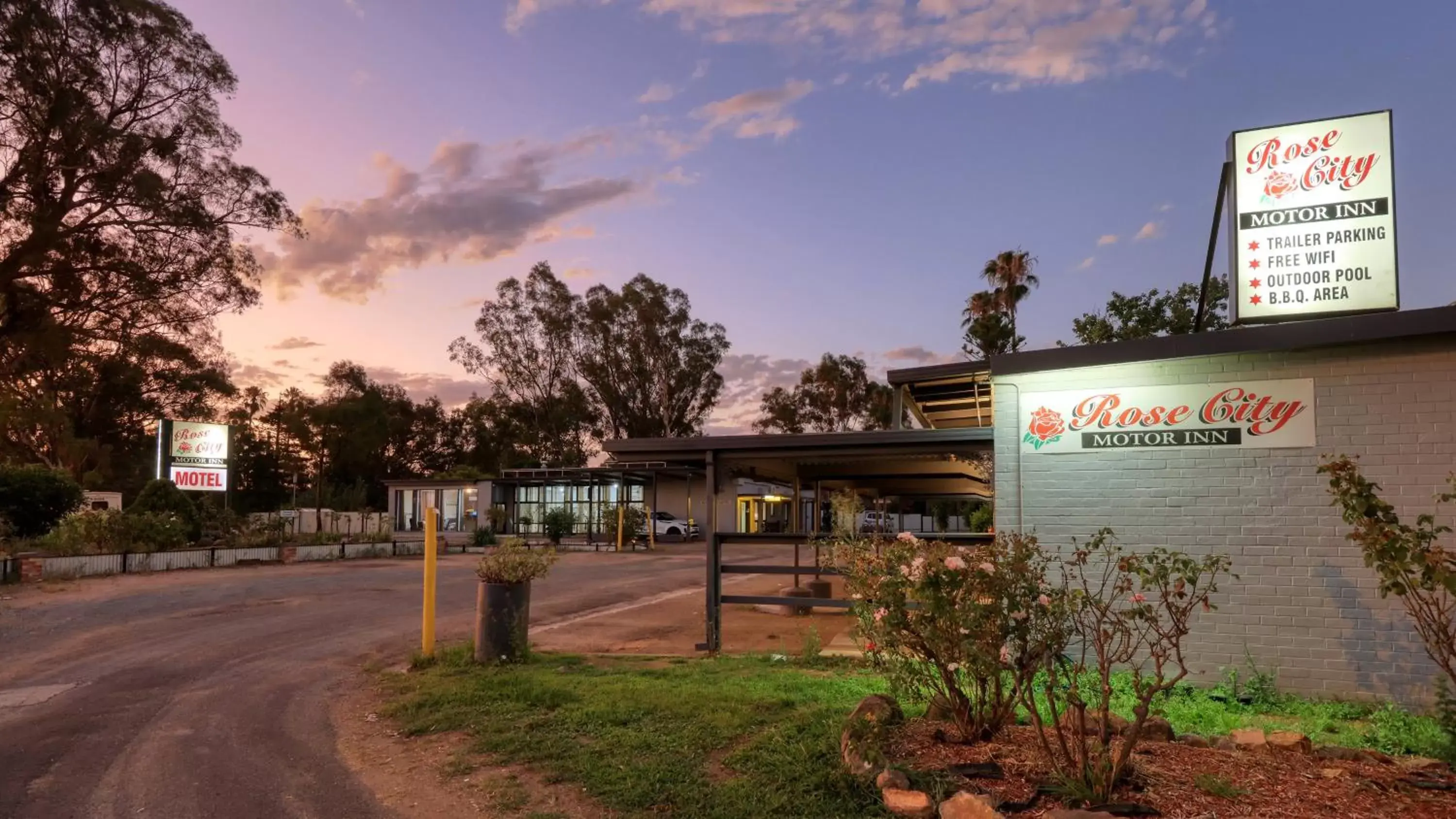 Facade/entrance, Property Building in Rose City Motor Inn