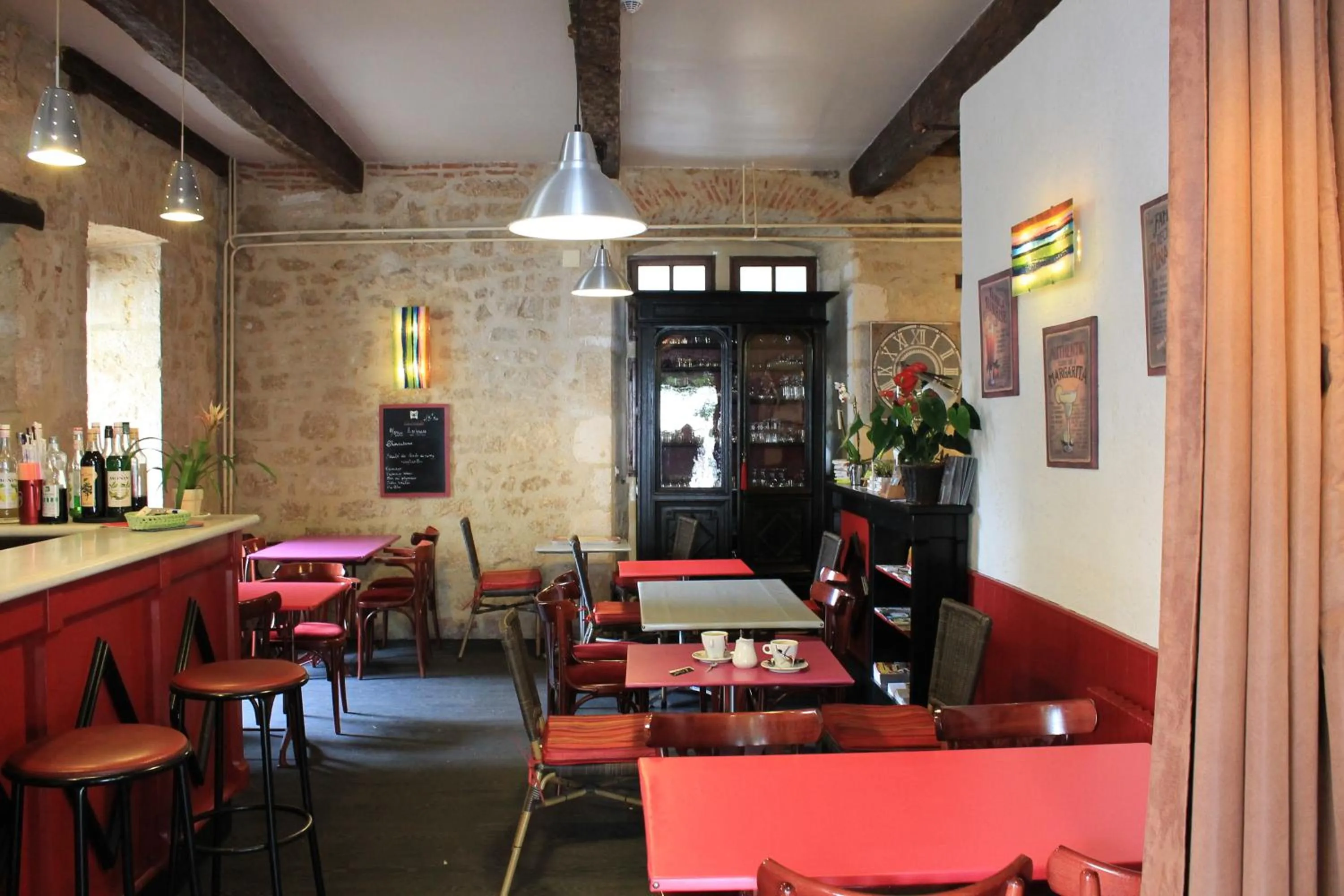 Lounge or bar in Logis Hotels- Auberge de la Tour - Hôtel et restaurant