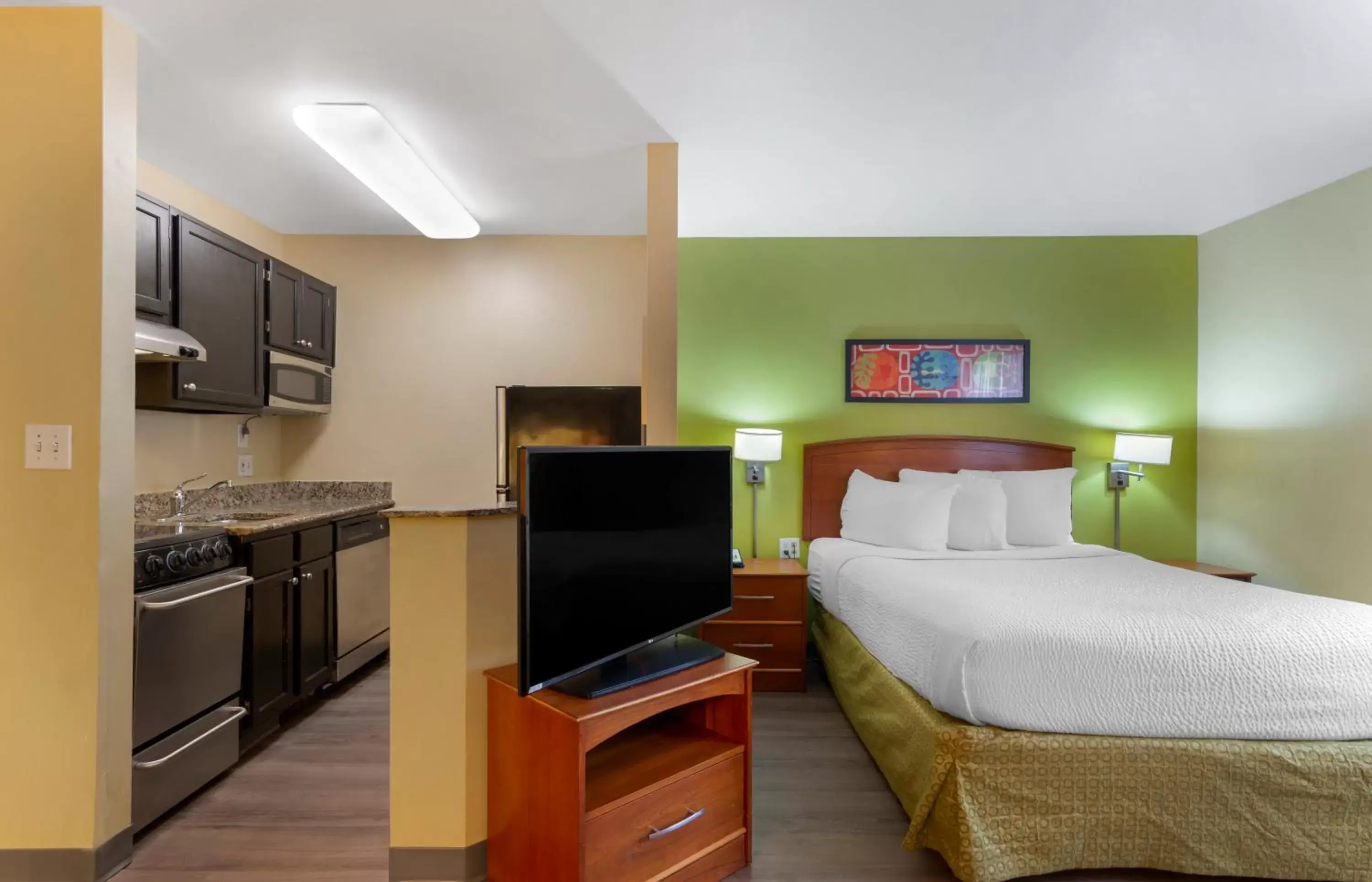 Bed, TV/Entertainment Center in Extended Stay America Suites - Atlanta - Norcross