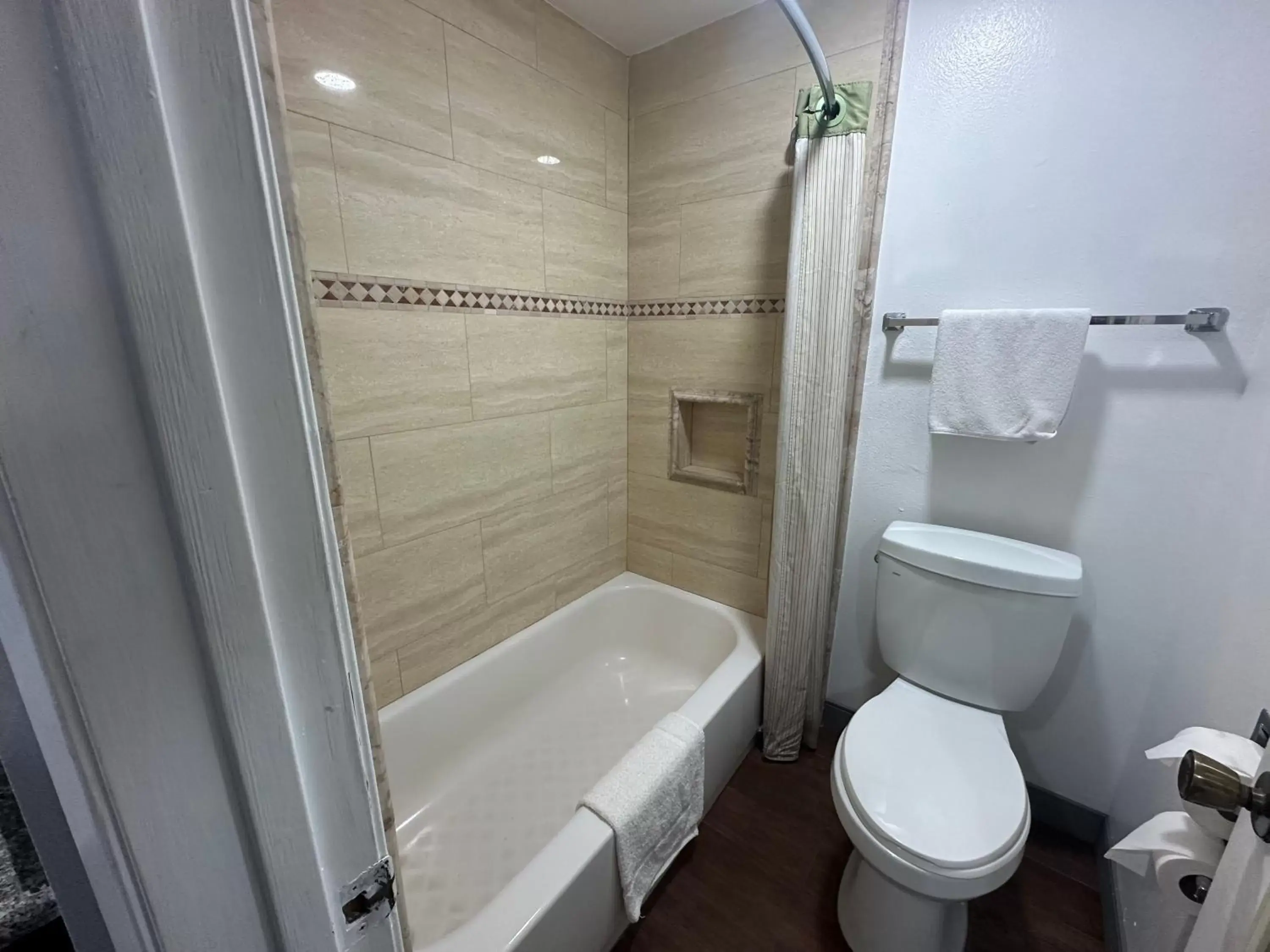 Bathroom in Palm Inn Hotel near Tyler Mall Riverside