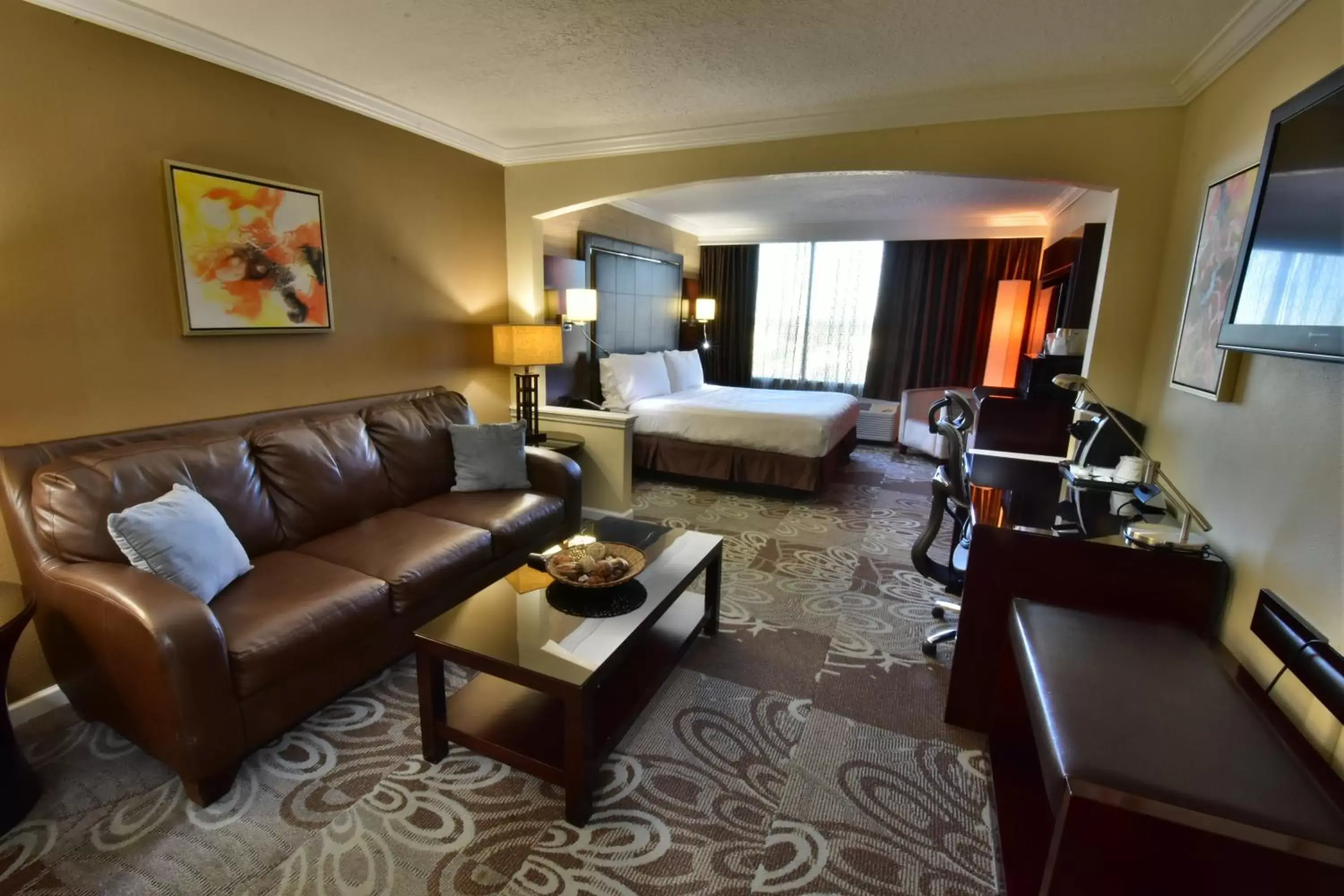 Photo of the whole room, Seating Area in Holiday Inn Orlando East-UCF Area, an IHG Hotel