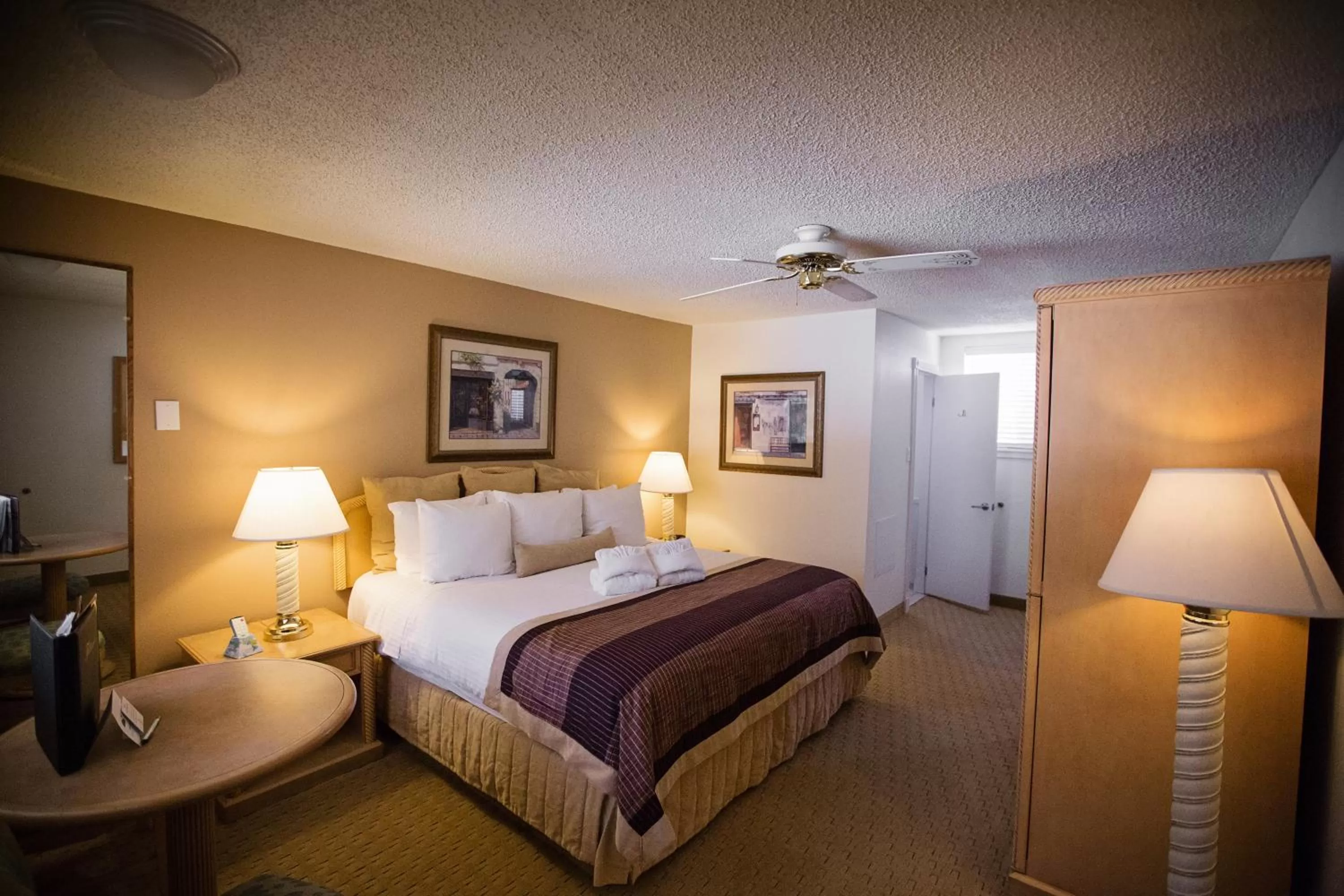 Bed in Twin Peaks Lodge & Hot Springs