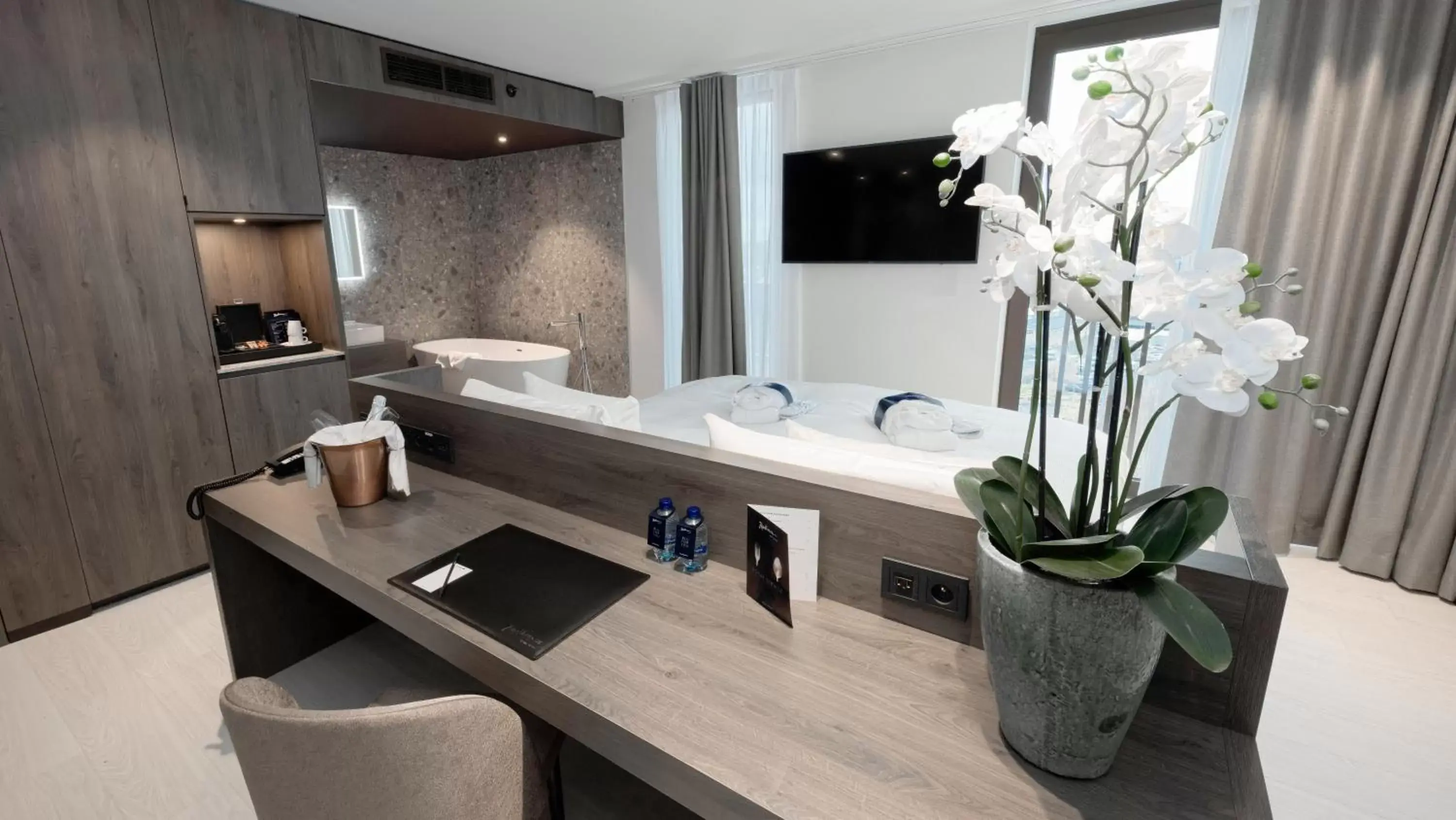 Bedroom, Bathroom in Radisson Blu Hotel, Bruges