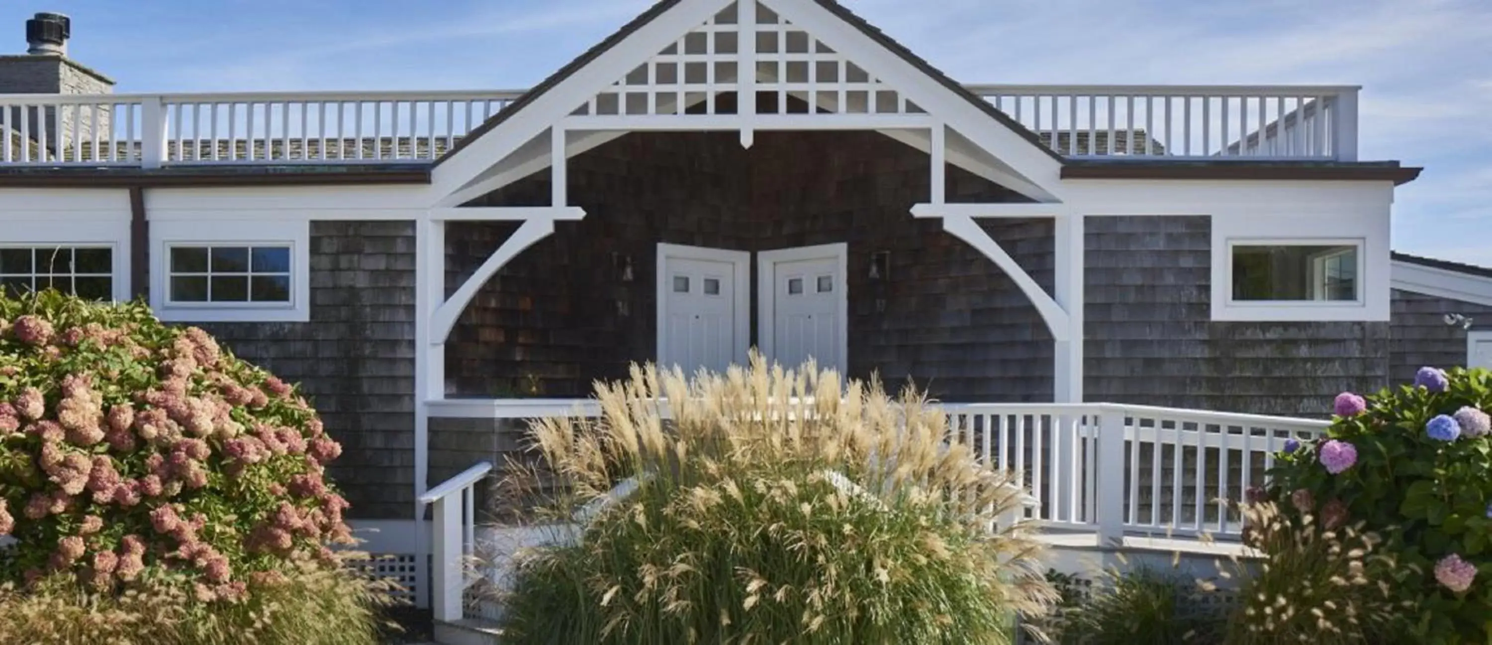 Facade/entrance, Property Building in Castle Hill Inn