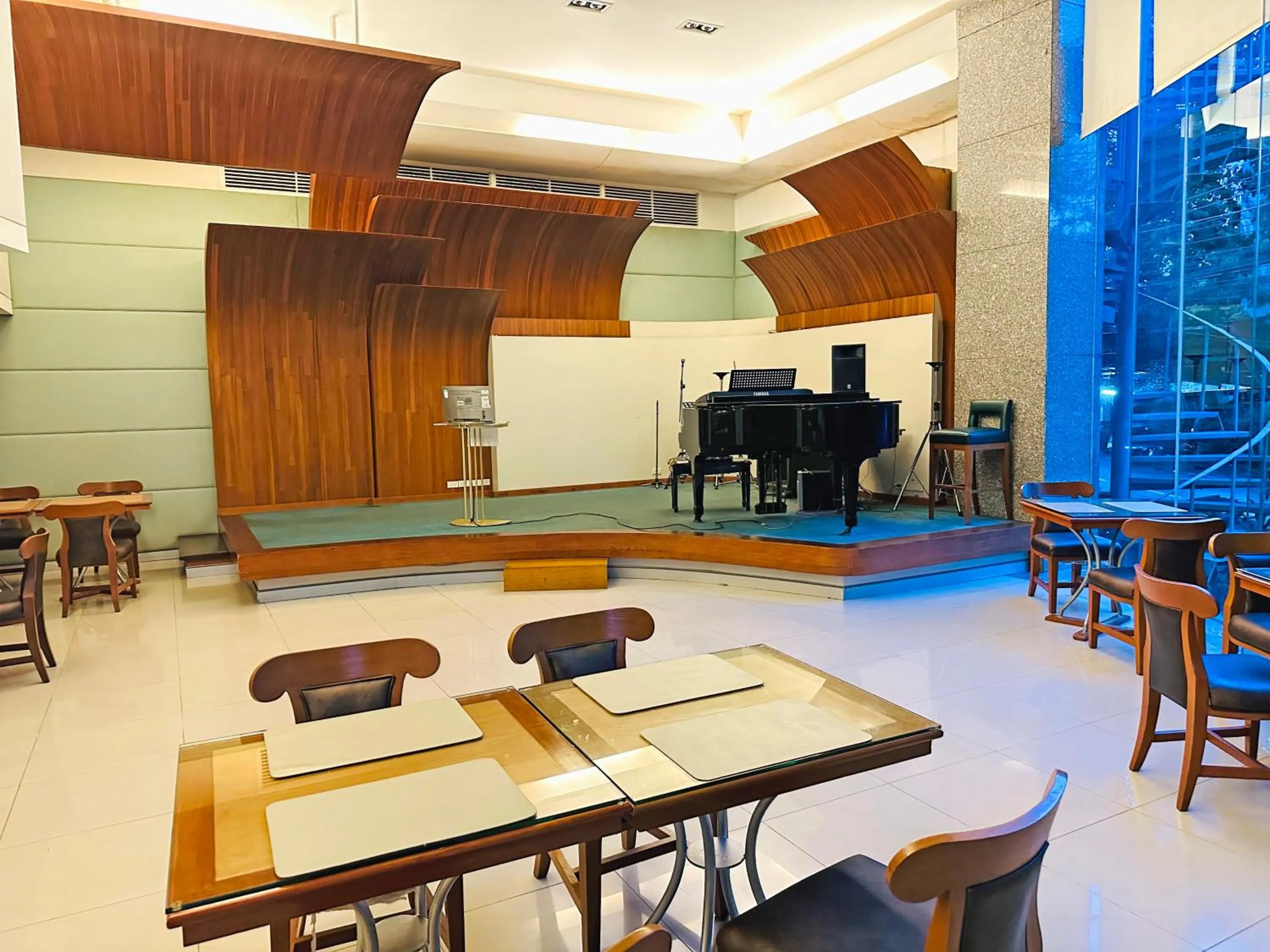 Restaurant/places to eat in Lanna Palace 2004