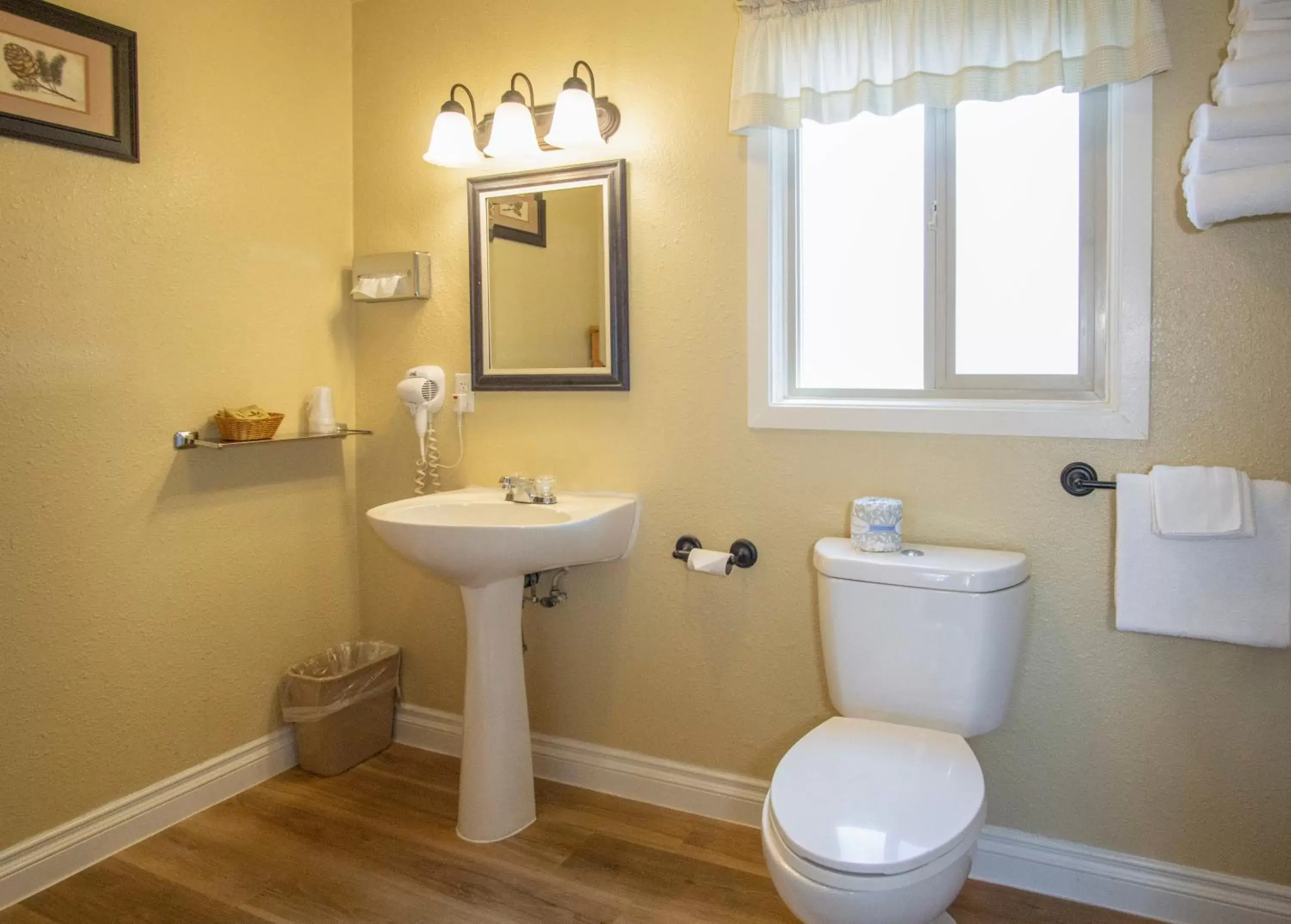 Bathroom in Green Gables Motel & Suites