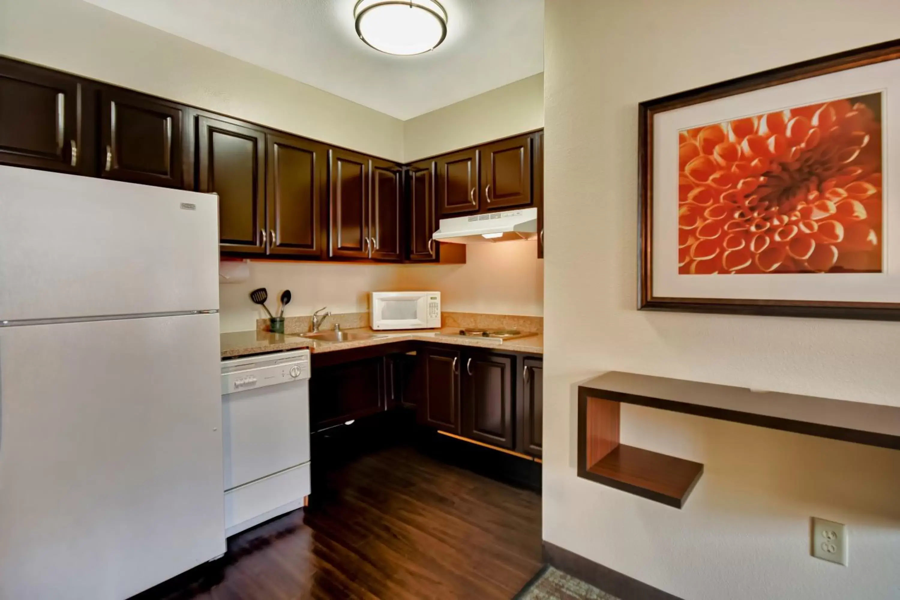 Photo of the whole room, Kitchen/Kitchenette in Staybridge Suites Middleton/Madison-West, an IHG Hotel