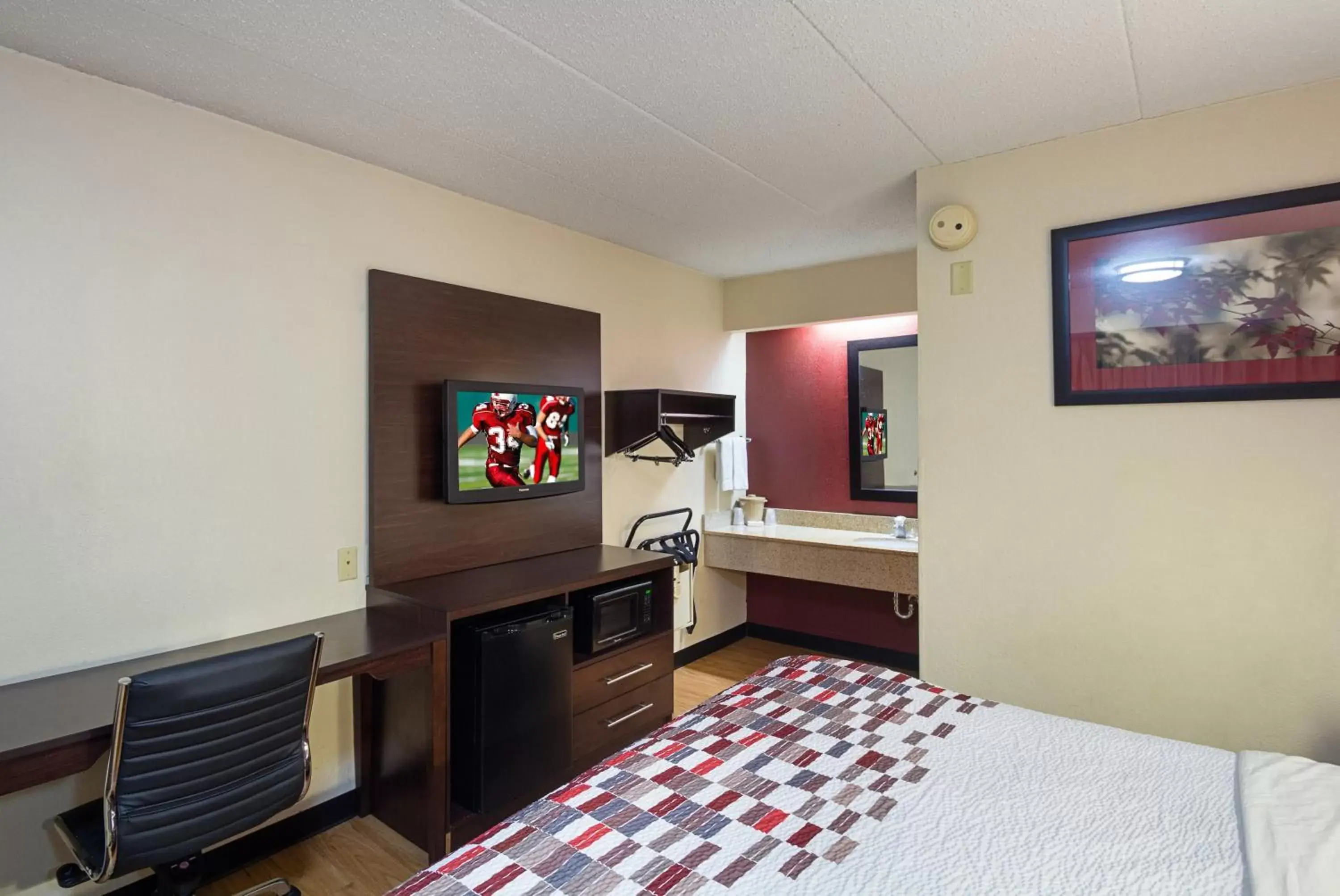 Photo of the whole room, TV/Entertainment Center in Red Roof Inn Minneapolis Plymouth